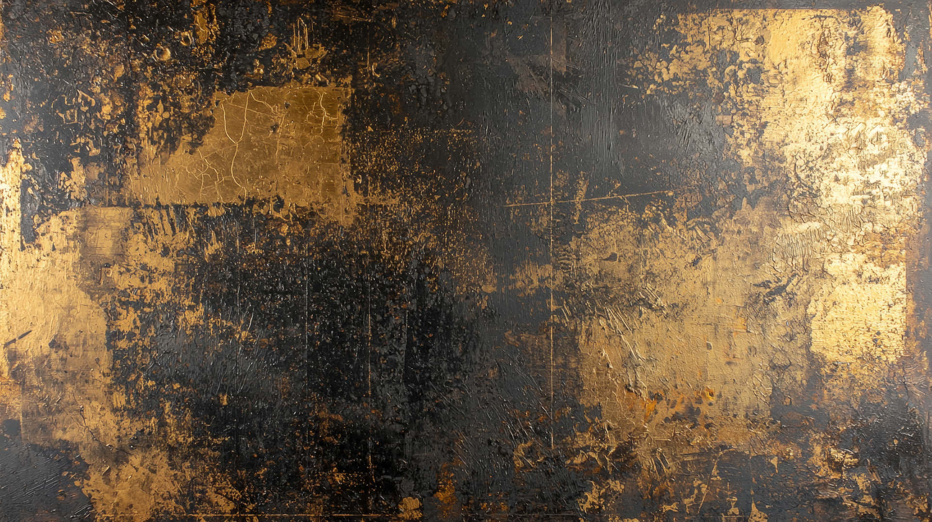 A dark abstract grunge background with black and gold distressed textures, featuring metallic accent 壁紙 — 一個有紋理的抽象表面，帶有磨損的金箔在深黑色油漆上剝落，露出分層的筆觸和裂縫。