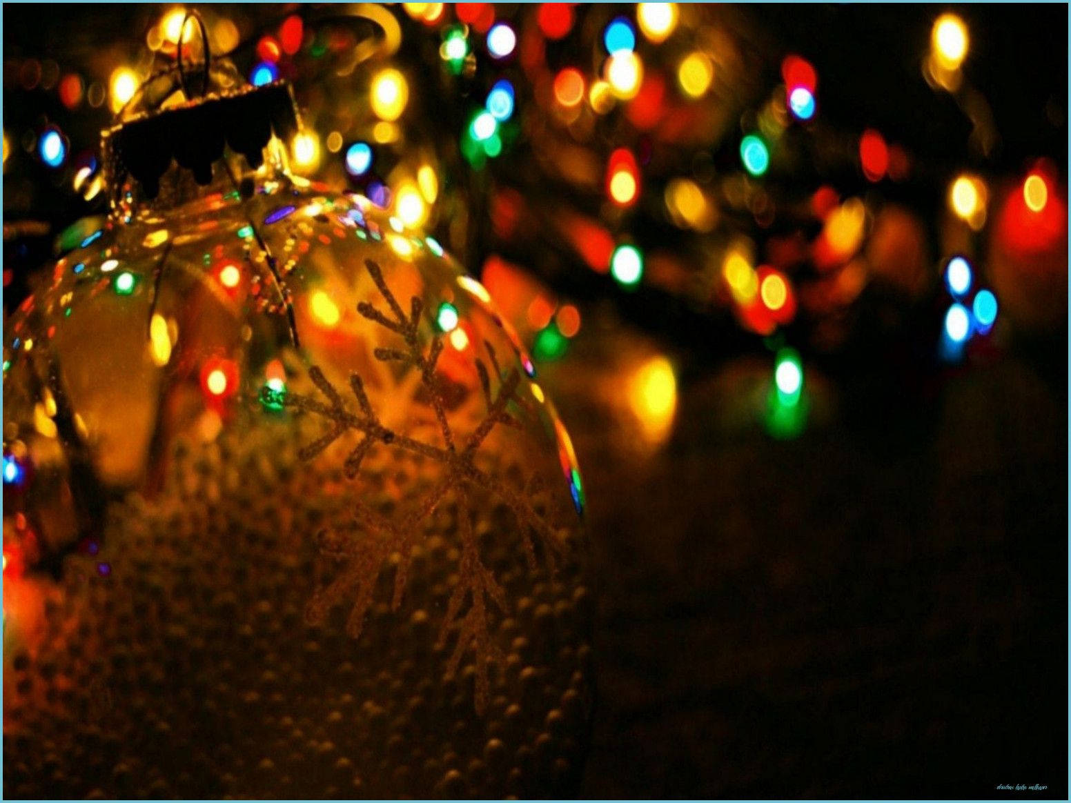 Christmas Lights Aesthetic 桌布 壁紙 — 一個有紋理的玻璃聖誕裝飾的特寫，雪花設計在色彩繽紛的節日燈光散景背景下溫暖地發光。