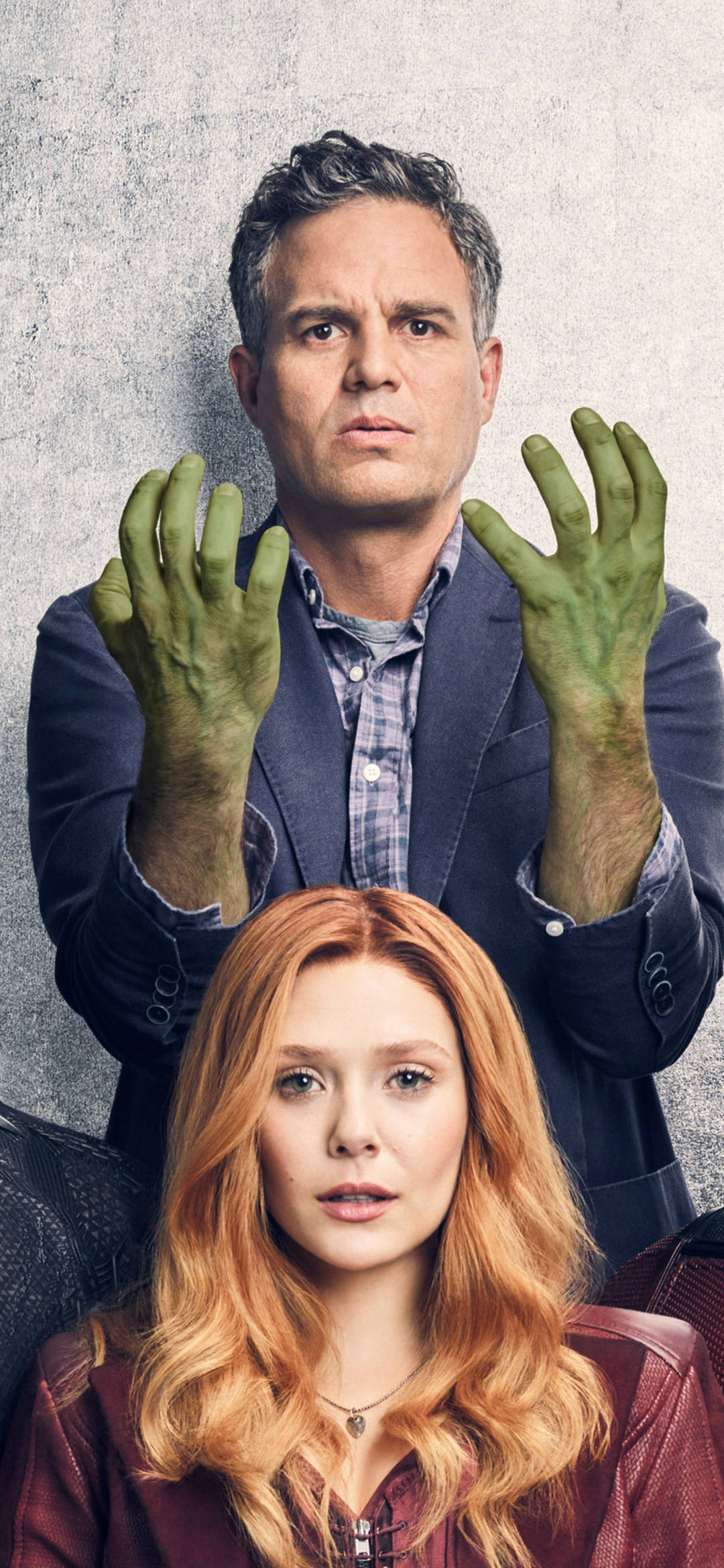 Mark Ruffalo 桌布 壁紙 — 一個有綠色手的男人穿著西裝，站在一個紅髮女人後面，背景是紋理灰色牆壁。
