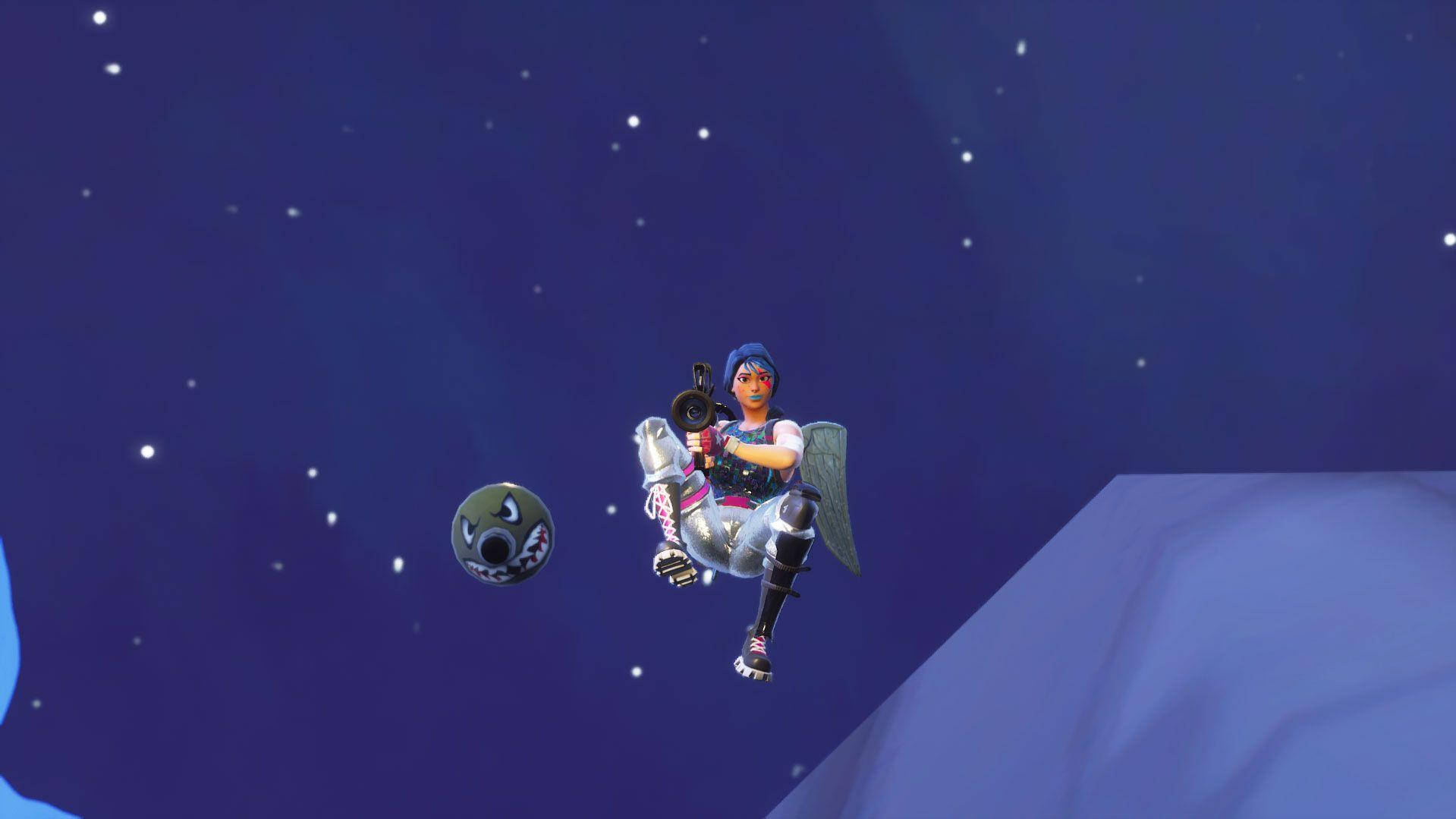 Sparkle Specialist Fortnite 桌布 壁紙 — 一個有翅膀的風格化遊戲角色在星空夜空下躍起，手持武器靠近一個漂浮的頭骨。