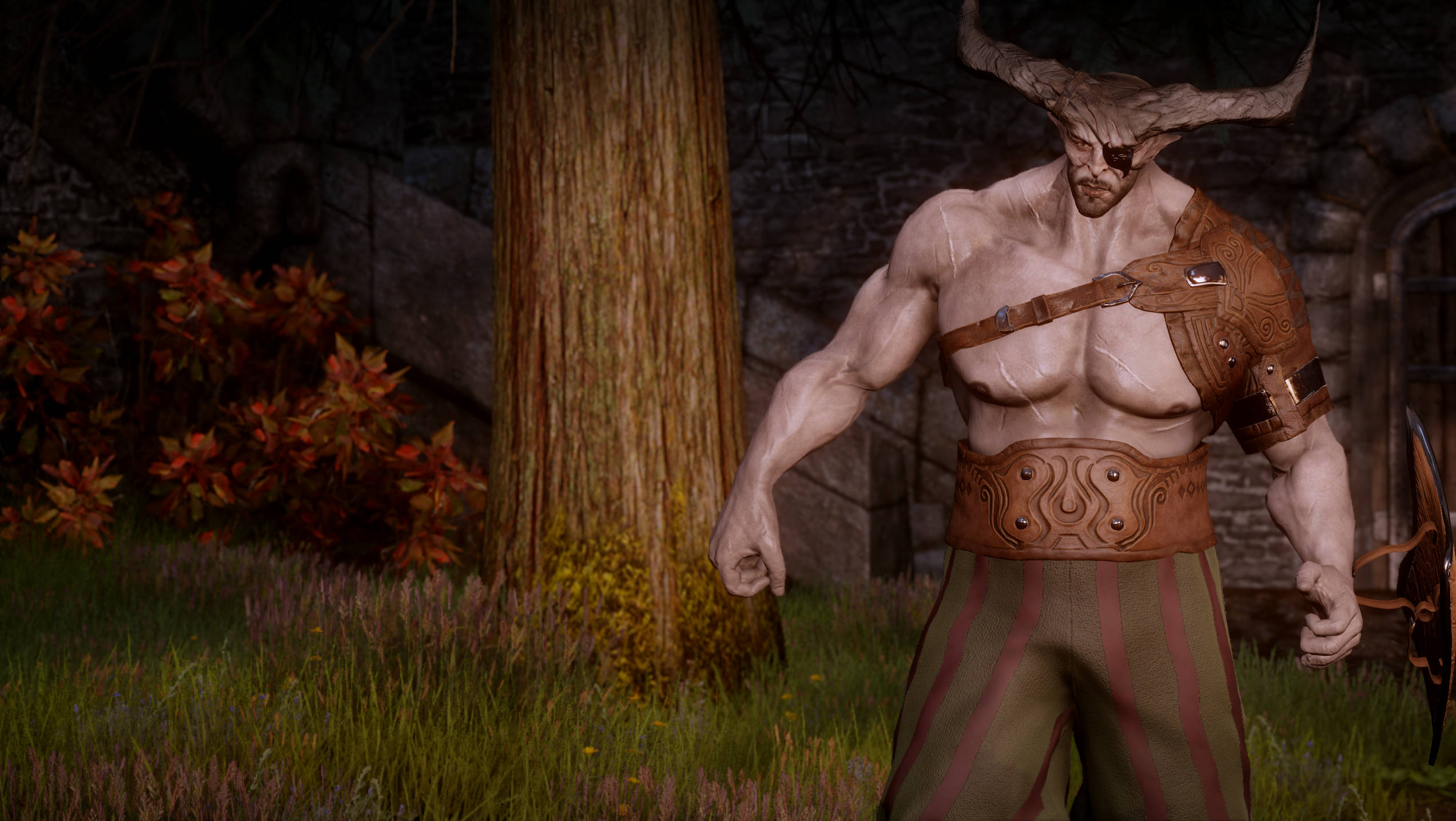 Dragon Age 桌布 壁紙 — 一個有角、肌肉發達的惡魔戴著眼罩，在黃昏時站在森林空地，穿著皮甲和條紋褲。