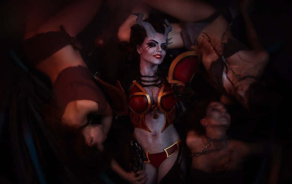 Queen Of Pain 桌布 壁紙 — 一個有角、身穿紅色盔甲的惡魔女人站在黑暗陰影環境中，周圍是失去知覺的人物。