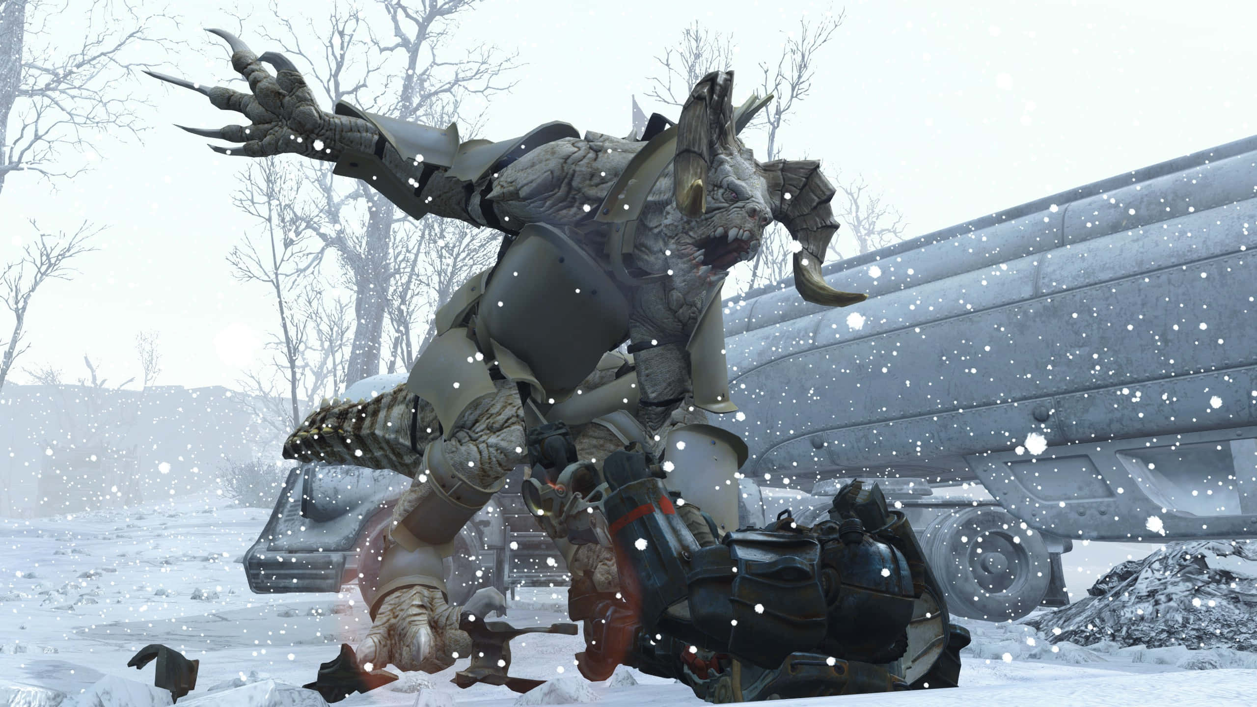 Deathclaw 桌布 壁紙 — 一個有角和爪的可怕裝甲怪物在雪地荒原上，在一輛生鏽的坦克旁邊襲擊一個倒下的士兵。