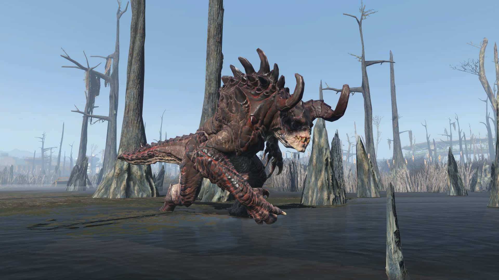 Deathclaw 桌布 壁紙 — 一個有角和爪的恐怖多刺生物在蒼白天空下，在枯樹環繞的渾濁沼澤水中涉水而行。
