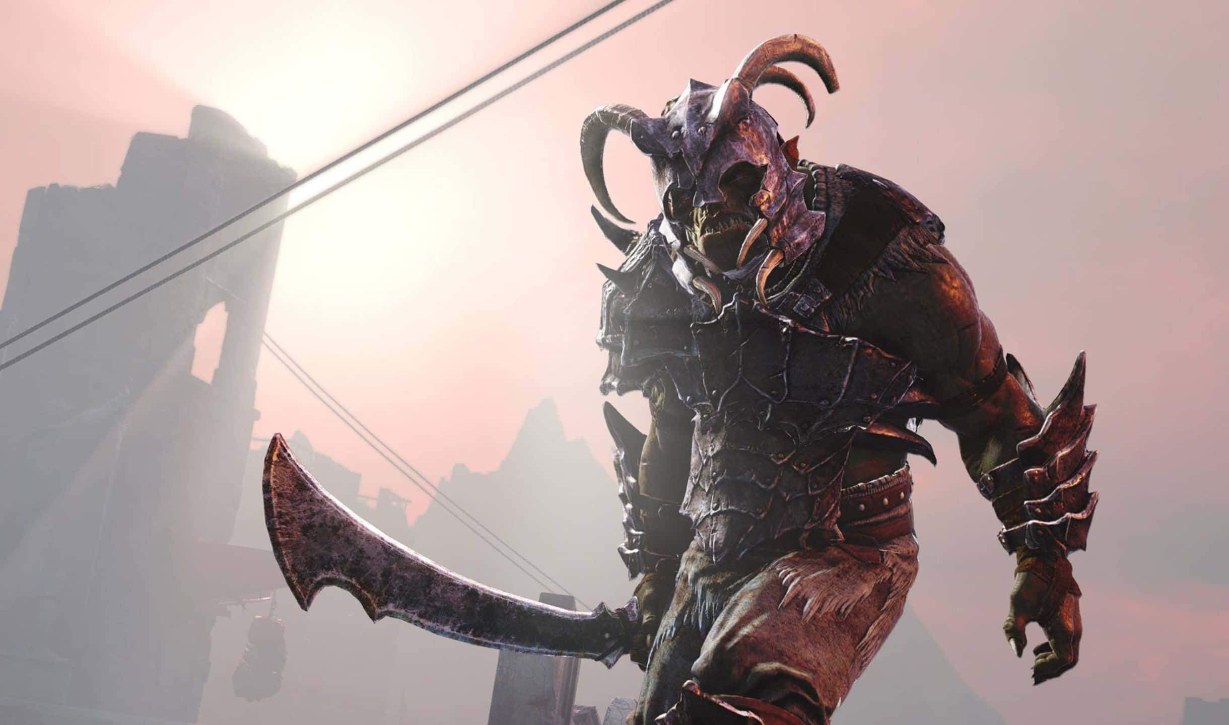 2440x1440 Shadow Of Mordor 桌布 壁紙 — 一個有角的惡魔戰士穿著尖刺盔甲，在日落時分揮舞著巨大的彎曲刀刃，背景是朦朧的城市天際線。