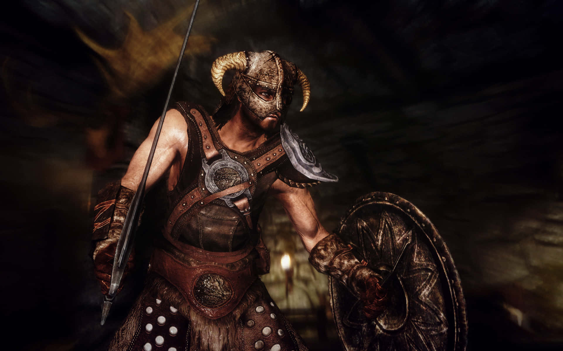 dovahkiin 桌布 壁紙 — 一個有角的戰士穿著精細的盔甲，在昏暗的火把光下，於黑暗的洞穴環境中手持長矛和盾牌。