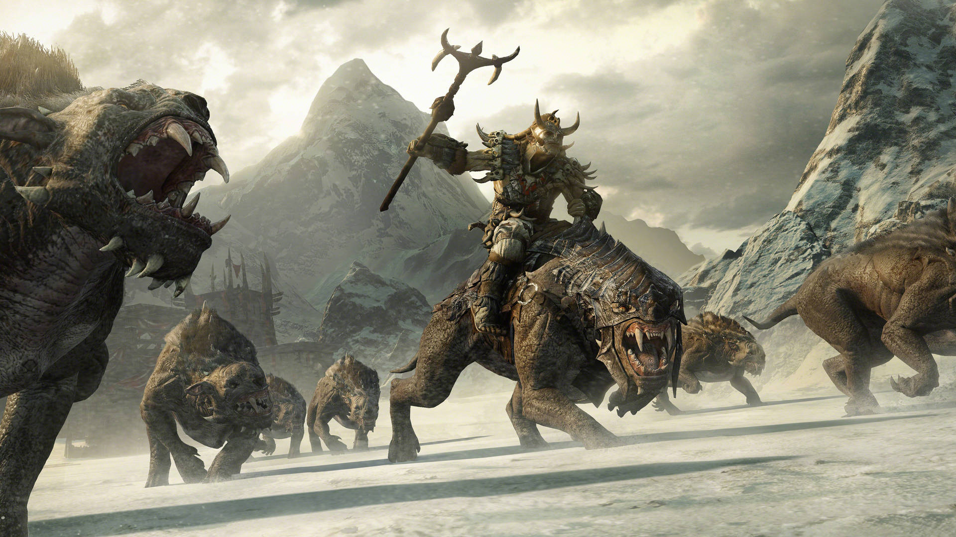 shadow of war 4K 桌布 壁紙 — 一個有角的戰士騎著一頭怪獸穿過白雪覆蓋的山地平原，一群野獸在暴風雨的天空下在他身後衝鋒。