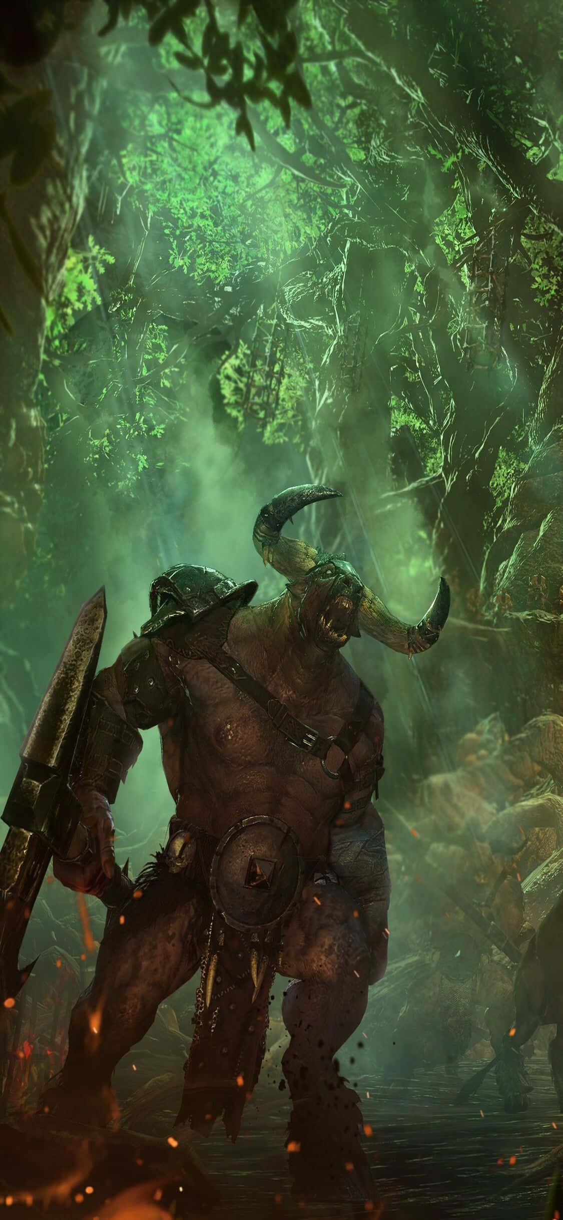 iPhone X Total War Warhammer 桌布 壁紙 — 一個有角的米諾陶戰士身穿盔甲，在迷霧籠罩的綠色叢林中威風凜凜地站立，周圍漂浮著發光的餘燼。
