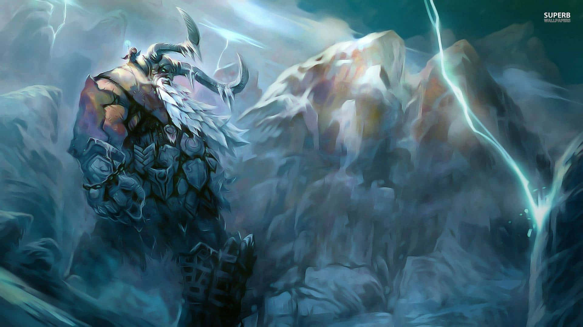 Norse Mythology 桌布 壁紙 — 一個有角的裝甲戰士在暴風雨的山巒中挑釁地站立，閃電在迷霧的天空中劈啪作響。