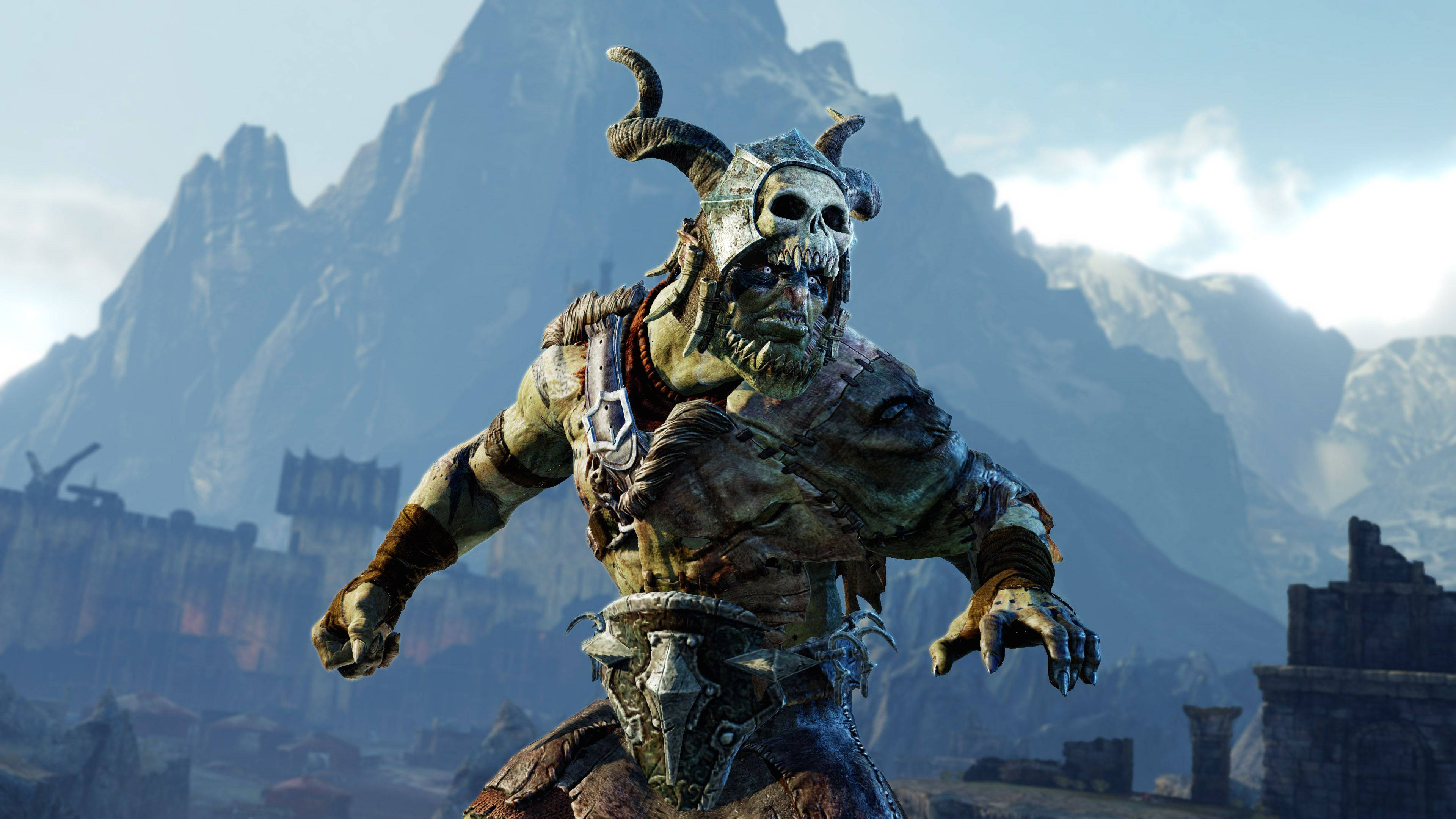 middle earth shadow of war 桌布 壁紙 — 一個有角骷髏臉的戰士穿著破爛盔甲，在鋸齒狀山脈和古代遺跡的背景下向前猛衝。