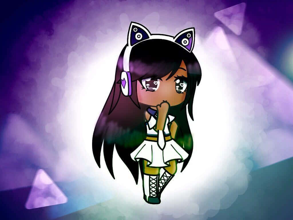 Gacha 桌布 壁紙 — 一個有貓耳和耳機的Q版動漫女孩，在發光的紫色和白色背景前將手指放在嘴唇上。