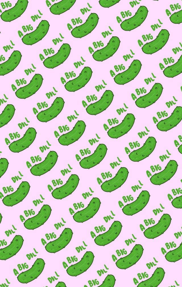 Pickle 桌布 壁紙 — 一個有趣的圖案，淺粉紅色背景上有綠色卡通醃黃瓜笑臉和「A BIG DILL」文字。
