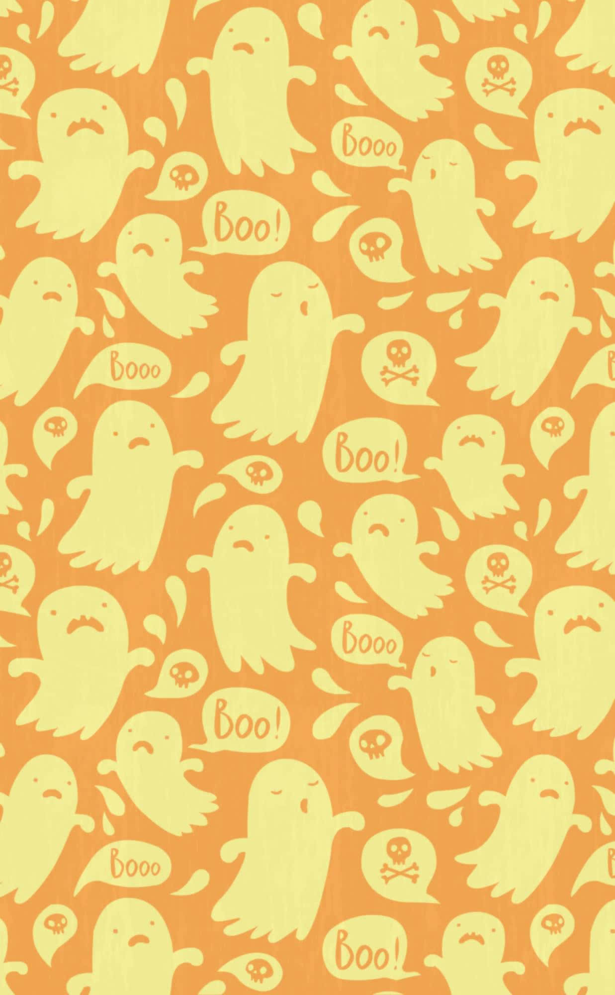 萬聖節動圖 桌布 壁紙 — 一個有趣的圖案，由淡黃色卡通鬼魂、'boo' 對話氣泡和骷髏頭組成，背景是溫暖的橙色。
