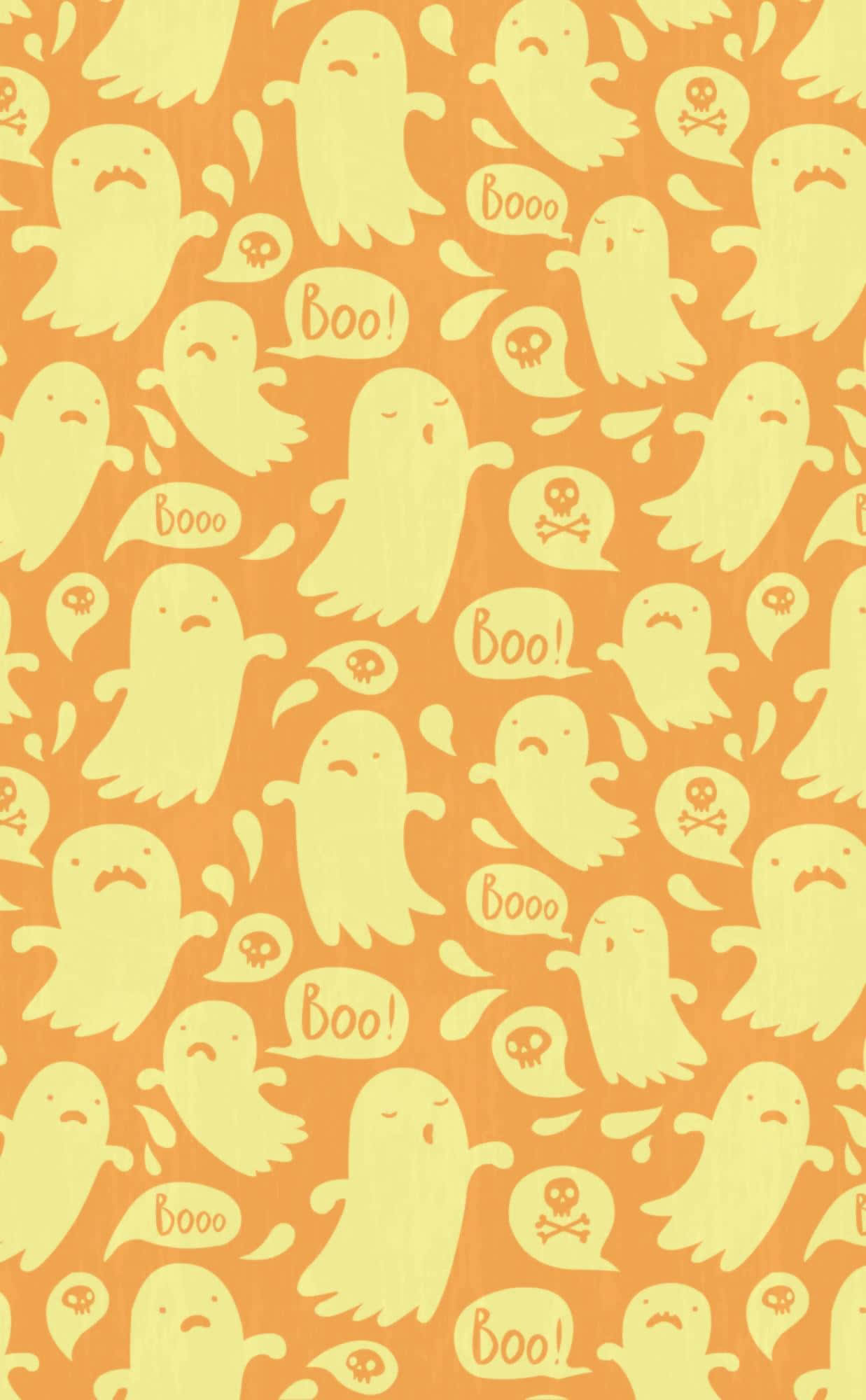 萬聖節美學 桌布 壁紙 — 一個有趣的圖案，由淡黃色卡通鬼魂、'boo' 對話氣泡和頭骨組成，背景是溫暖的橙色。