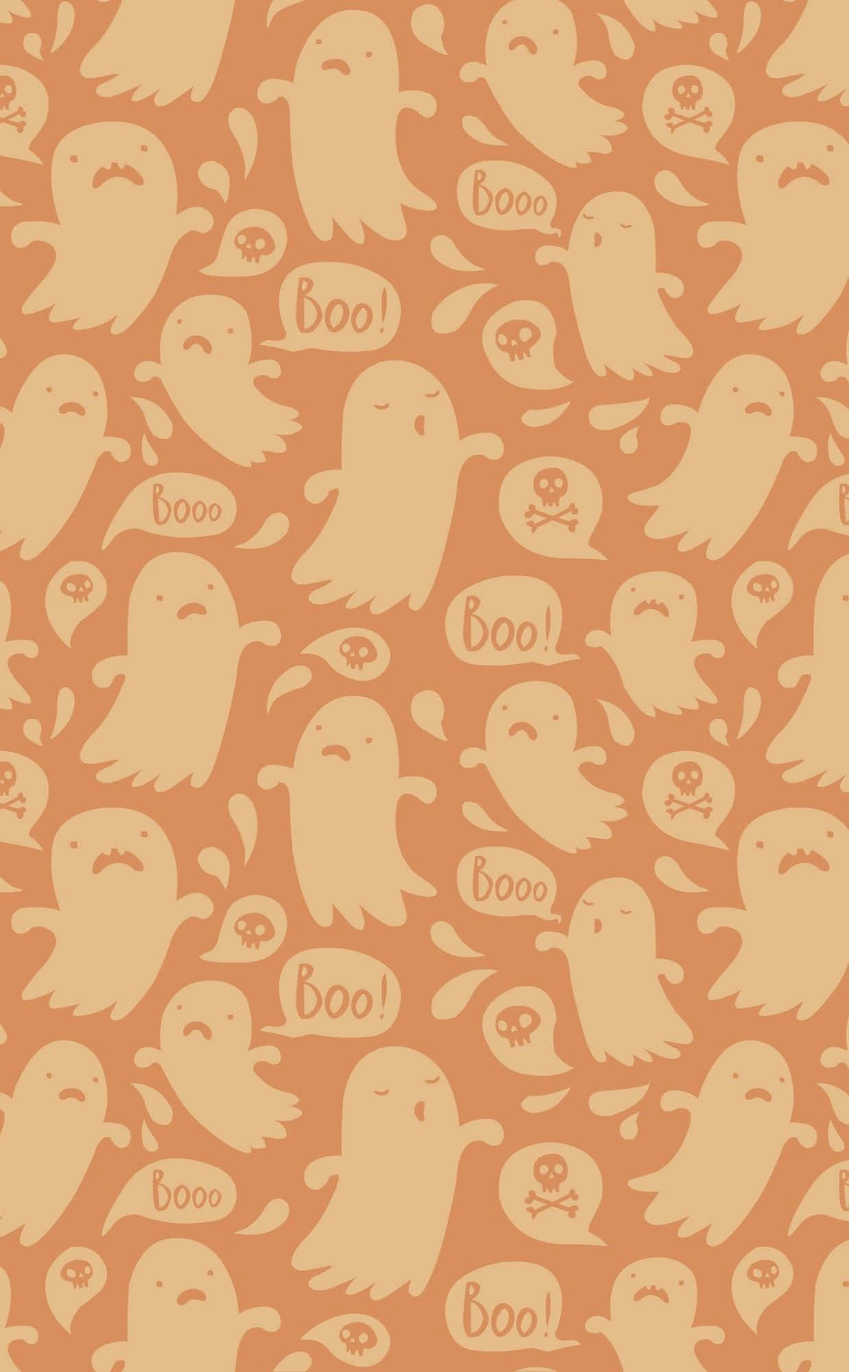 Simple Halloween 桌布 壁紙 — 一個有趣的圖案，由米色鬼魂、'boo' 對話氣泡和骷髏頭組成，背景是溫暖的橙色。
