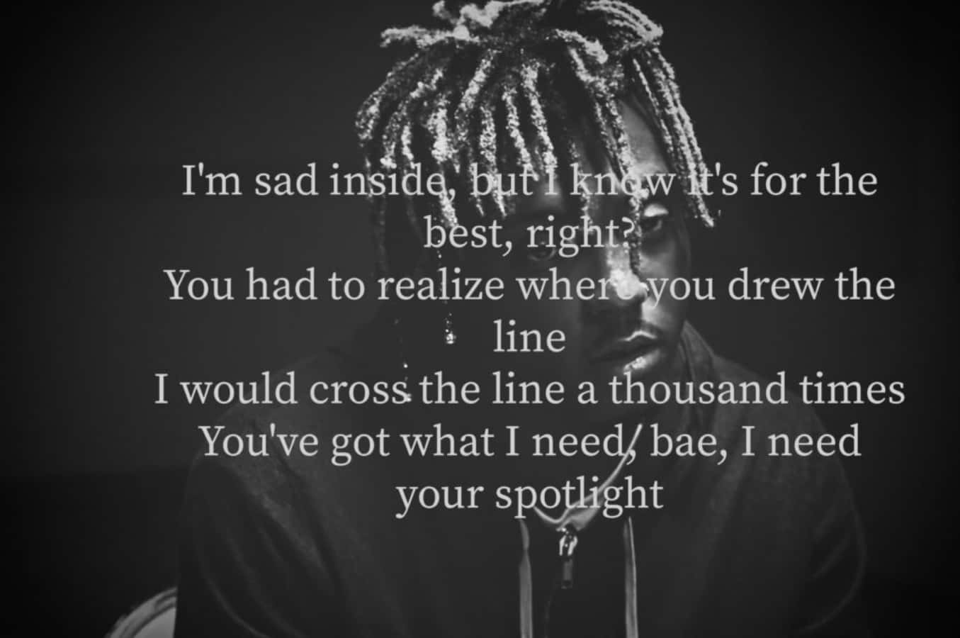 Juice Wrld Quotes 桌布 壁紙 — 一個有辮子的人的黑白肖像，低頭凝視，上面覆蓋著憂鬱的歌詞。