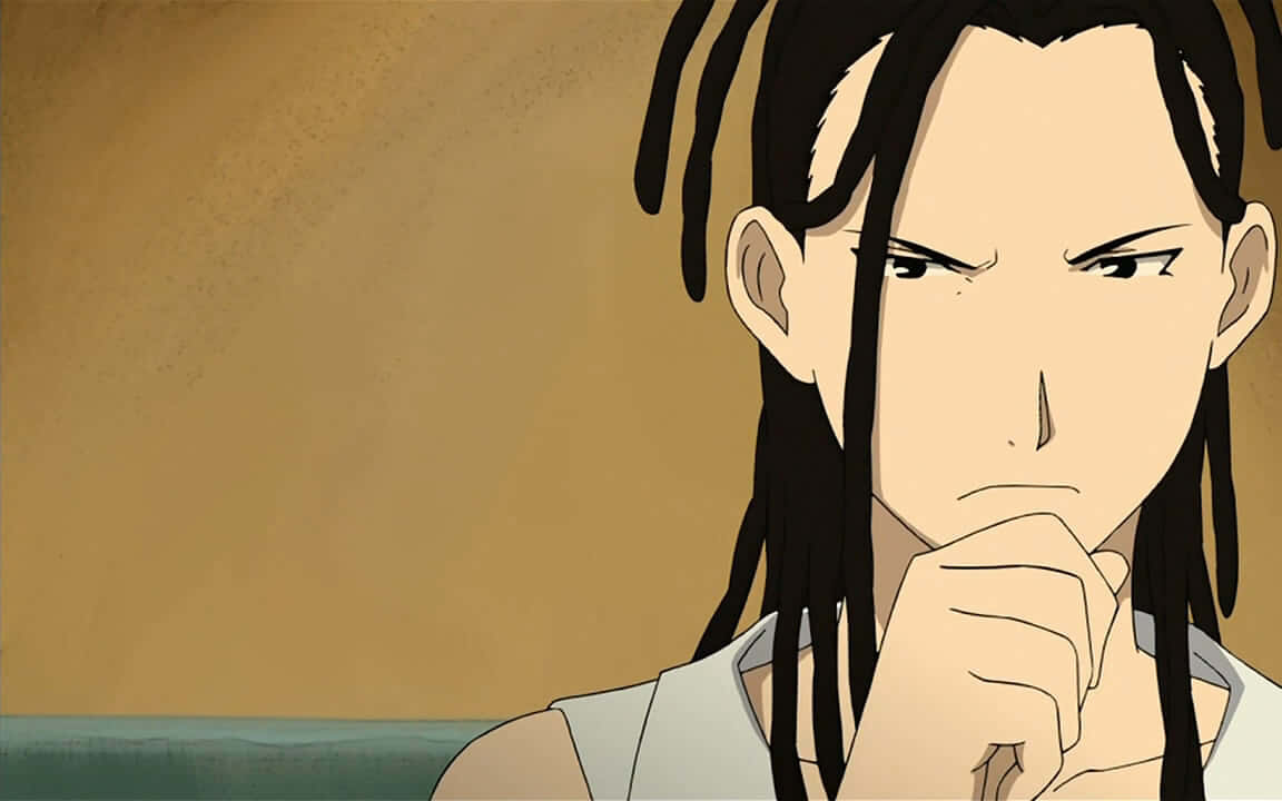 Izumi Curtis 桌布 壁紙 — 一個有辮子的動漫角色，手托下巴，在溫暖的米色背景下專注地凝視。