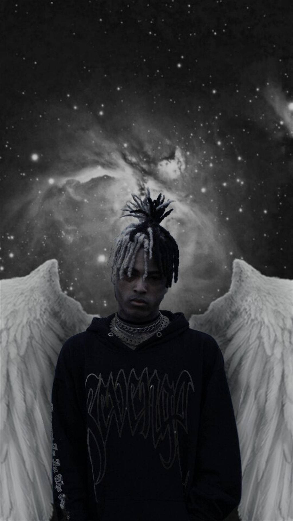 XXXTENTACION 桌布 壁紙 — 一個有辮子頭和天使翅膀的人，莊嚴地站在星光宇宙背景前。