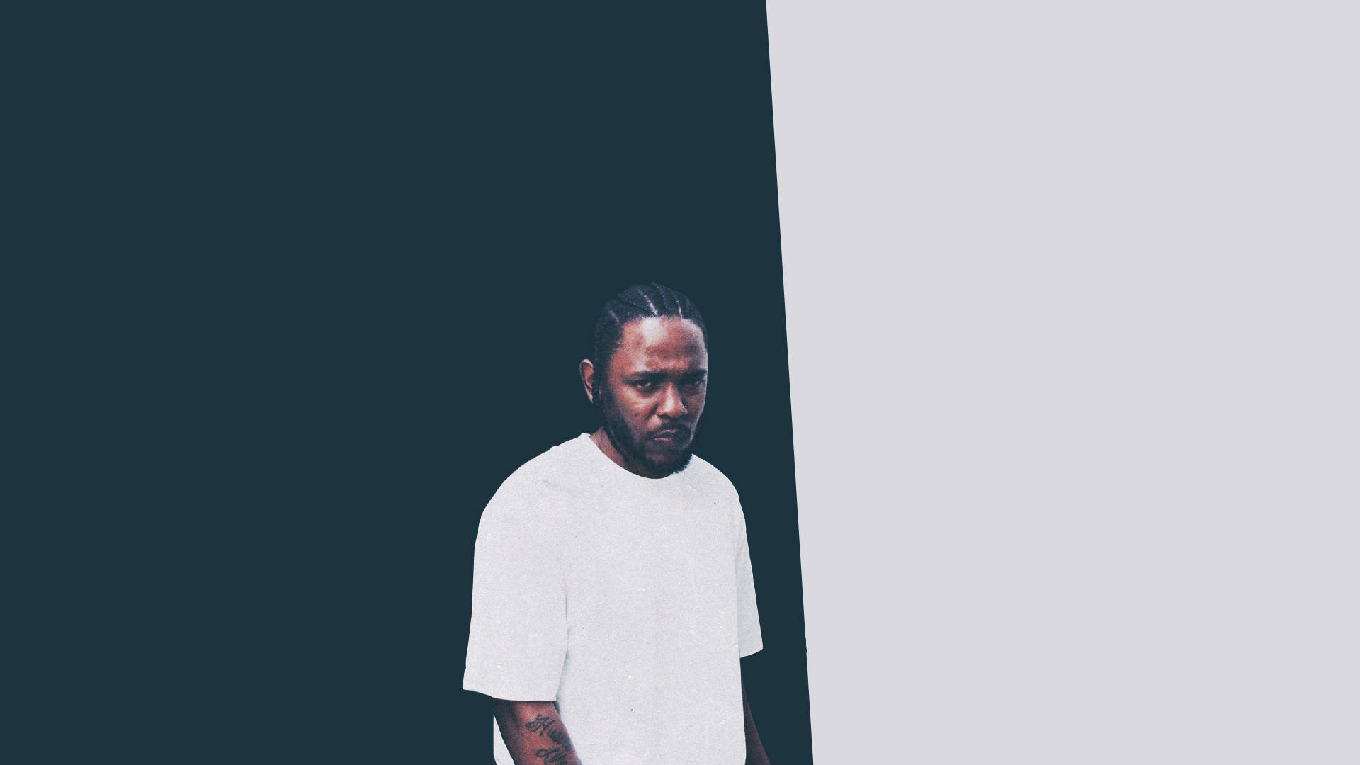 Kendrick 桌布 壁紙 — 一個有辮子頭髮和刺青的男人站在深藍綠色和淺灰色的鮮明分割背景中，穿著白色T恤。