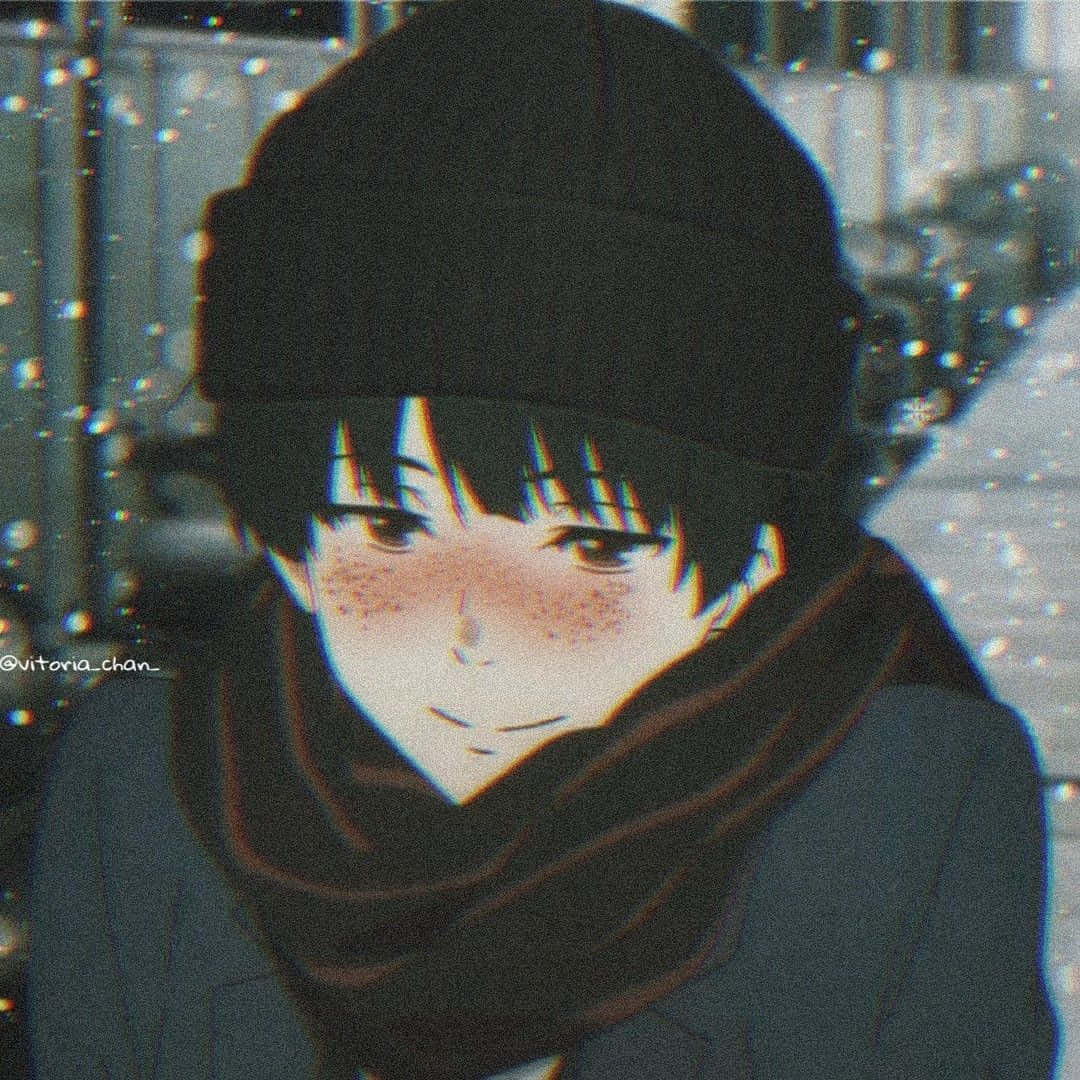 Cute Aesthetic Profile 桌布 壁紙 — 一個有雀斑的年輕動漫男孩，戴著黑色毛帽和圍巾，背景是雪景城市，帶有柔和發光的粒子。
