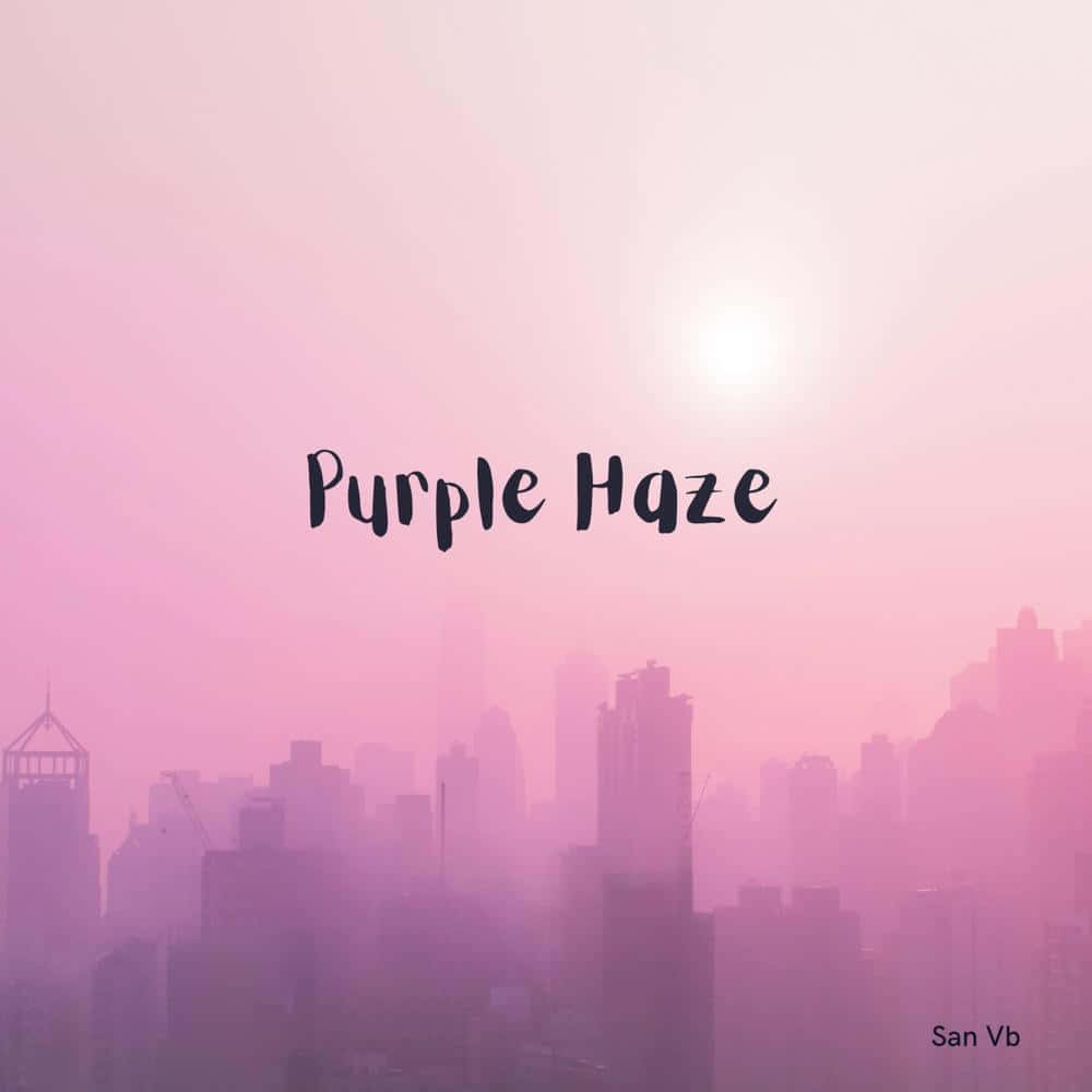 Purple Haze 桌布 壁紙 — 一個朦朧的城市天際線，沐浴在發光太陽的柔和粉紅色和紫色光中。
