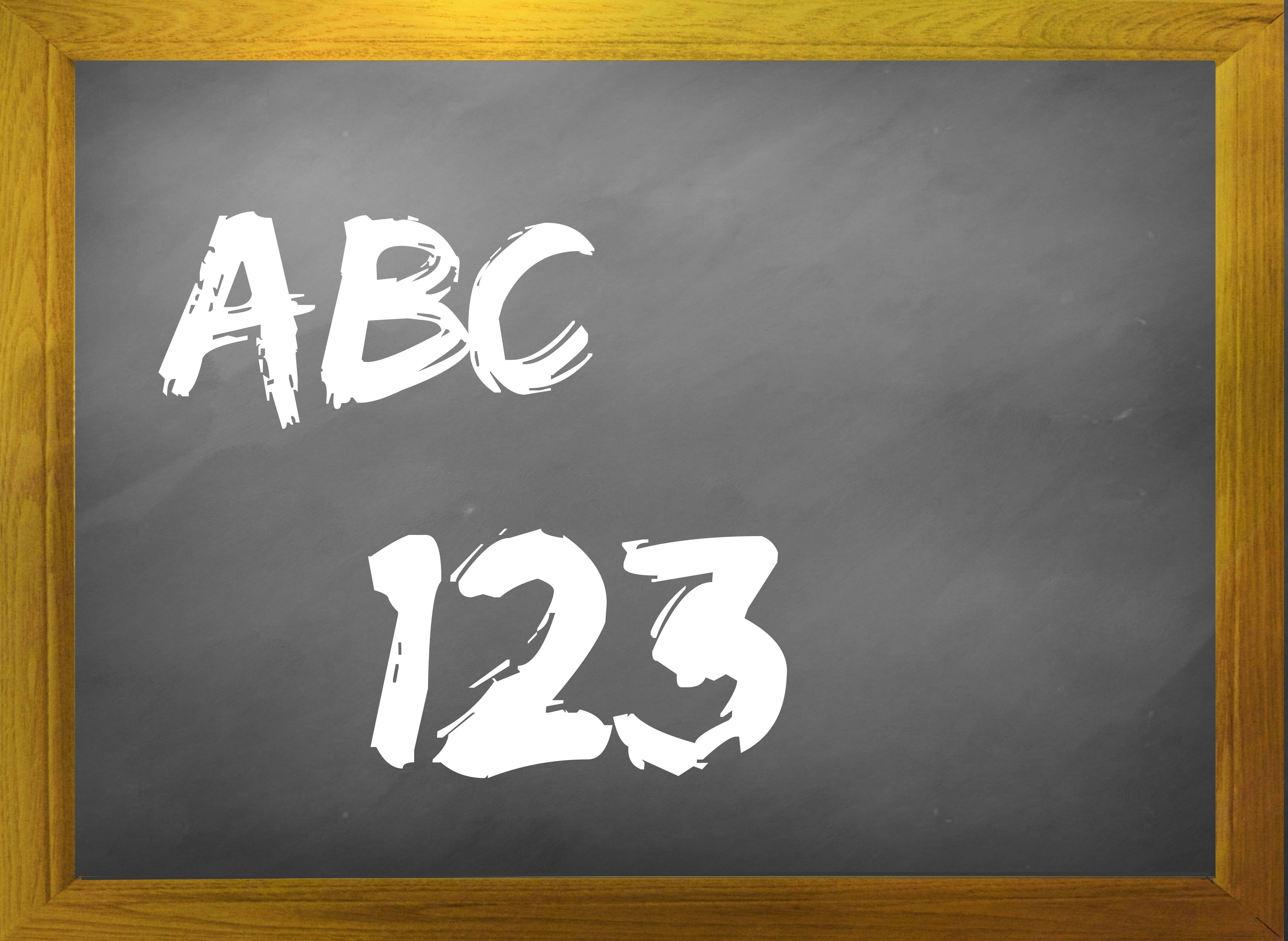 abc 桌布 壁紙 — 一個木框黑板在紋理灰色表面上顯示粗體白色粉筆字母ABC和數字123。