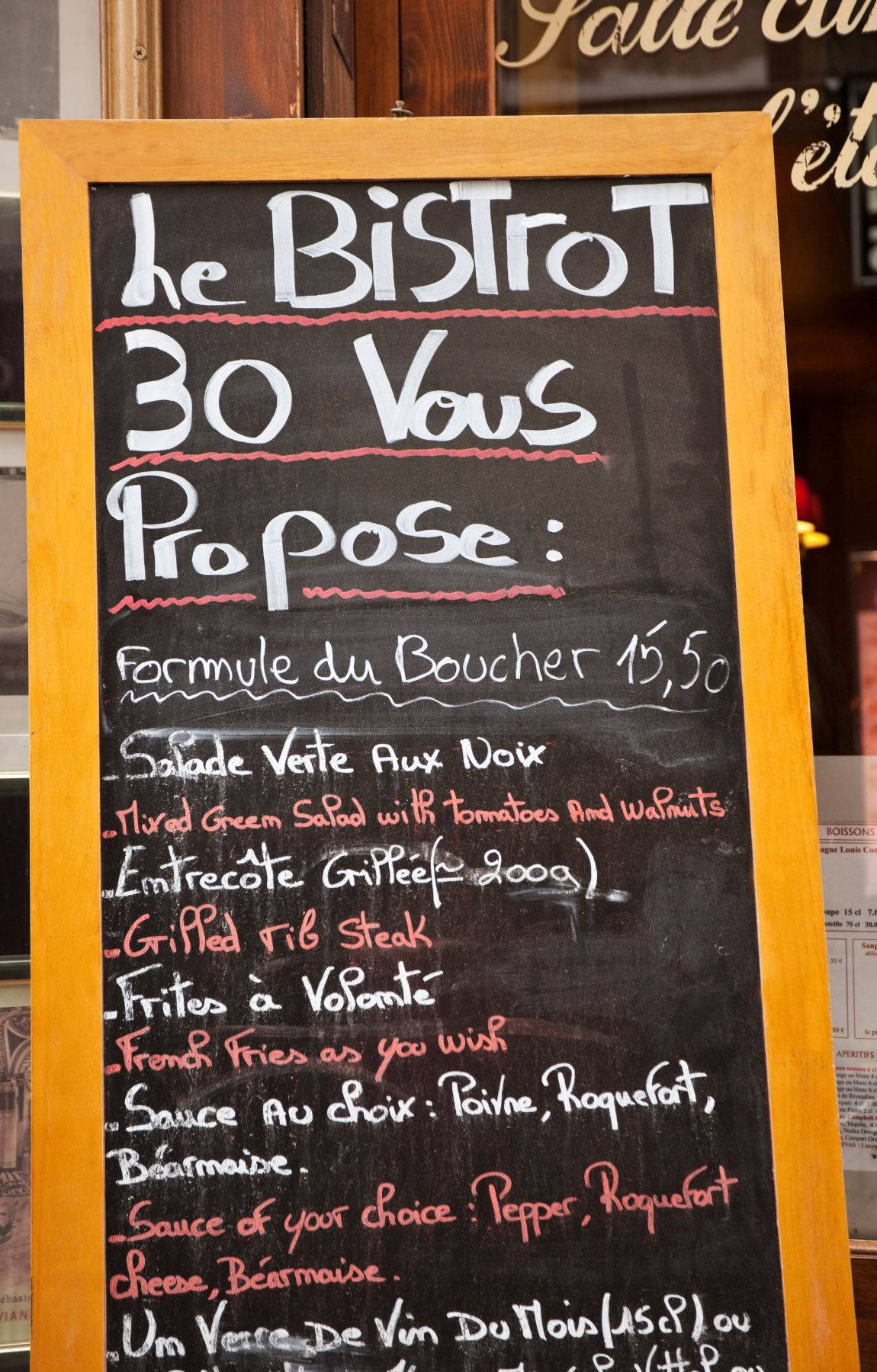 攝影 桌布 壁紙 — 一個木框黑板菜單，用於「Le Bistrot」，以白色和紅色粉筆顯示手寫的法國菜餚和價格。