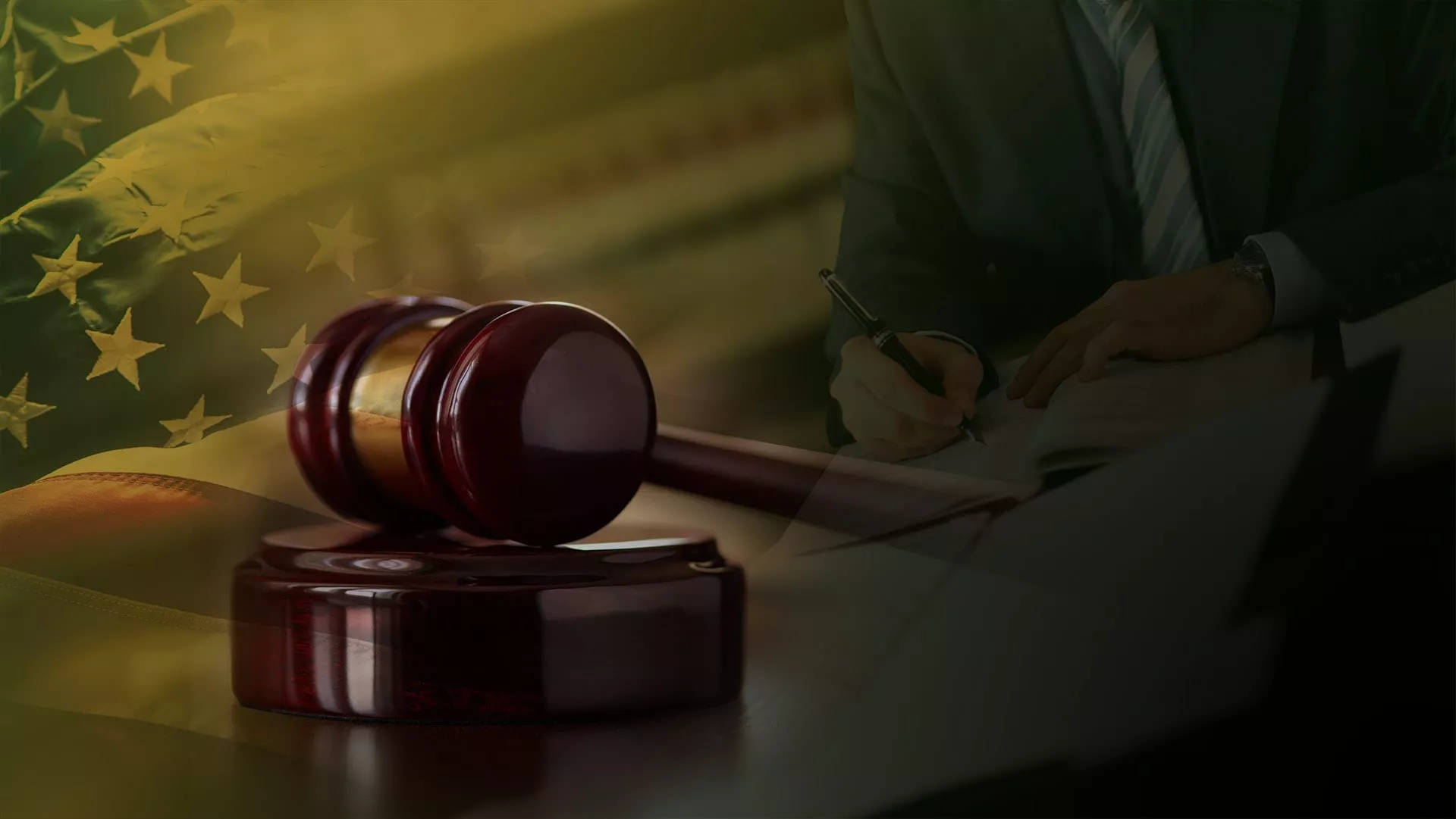 Lawyer 桌布 壁紙 — 一個木槌放在桌上，法官正在簽署文件，背景中美國國旗閃耀。