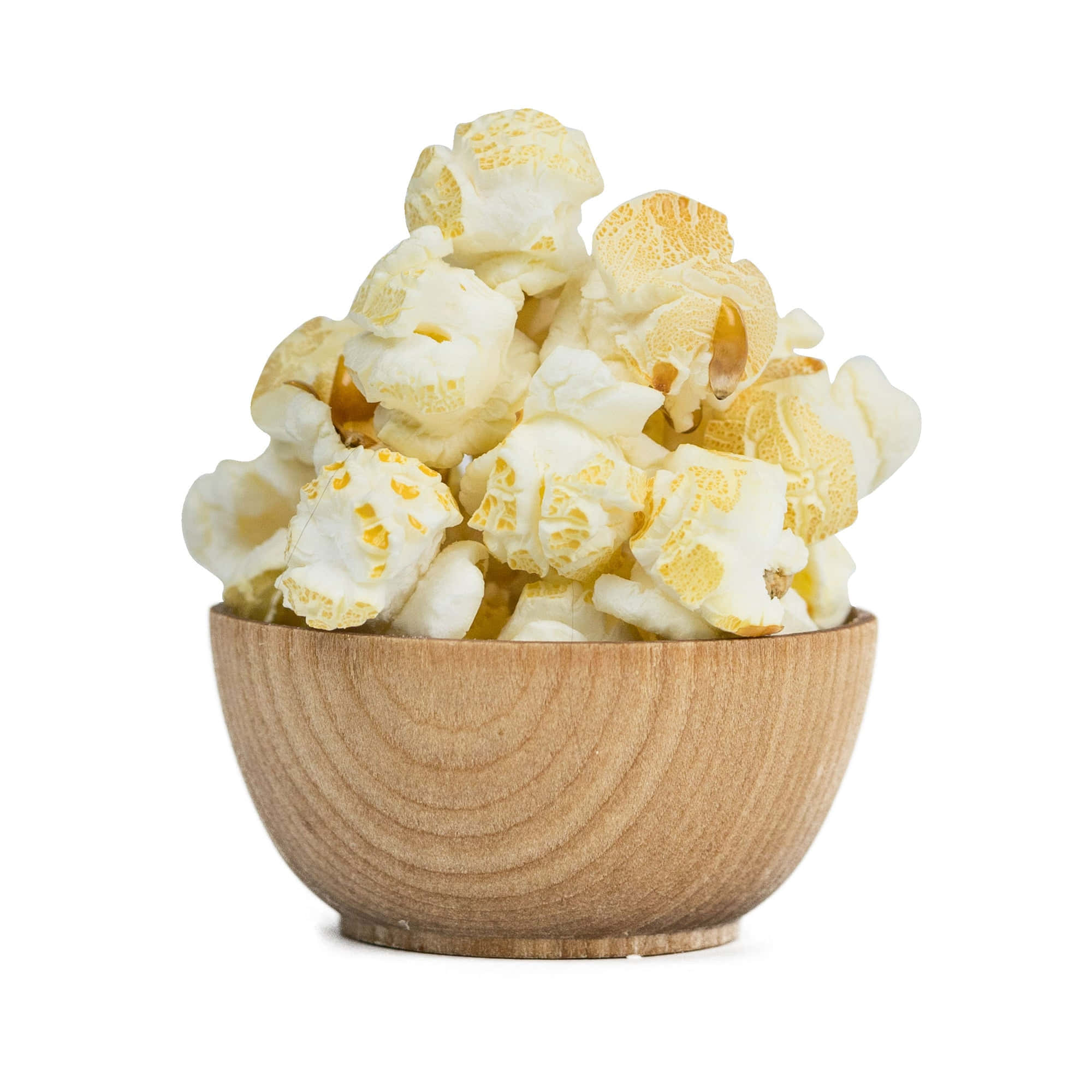 Popcorn 桌布 壁紙 — 一個木碗裝滿了鬆軟的白色爆米花粒，放在潔淨的白色背景上。