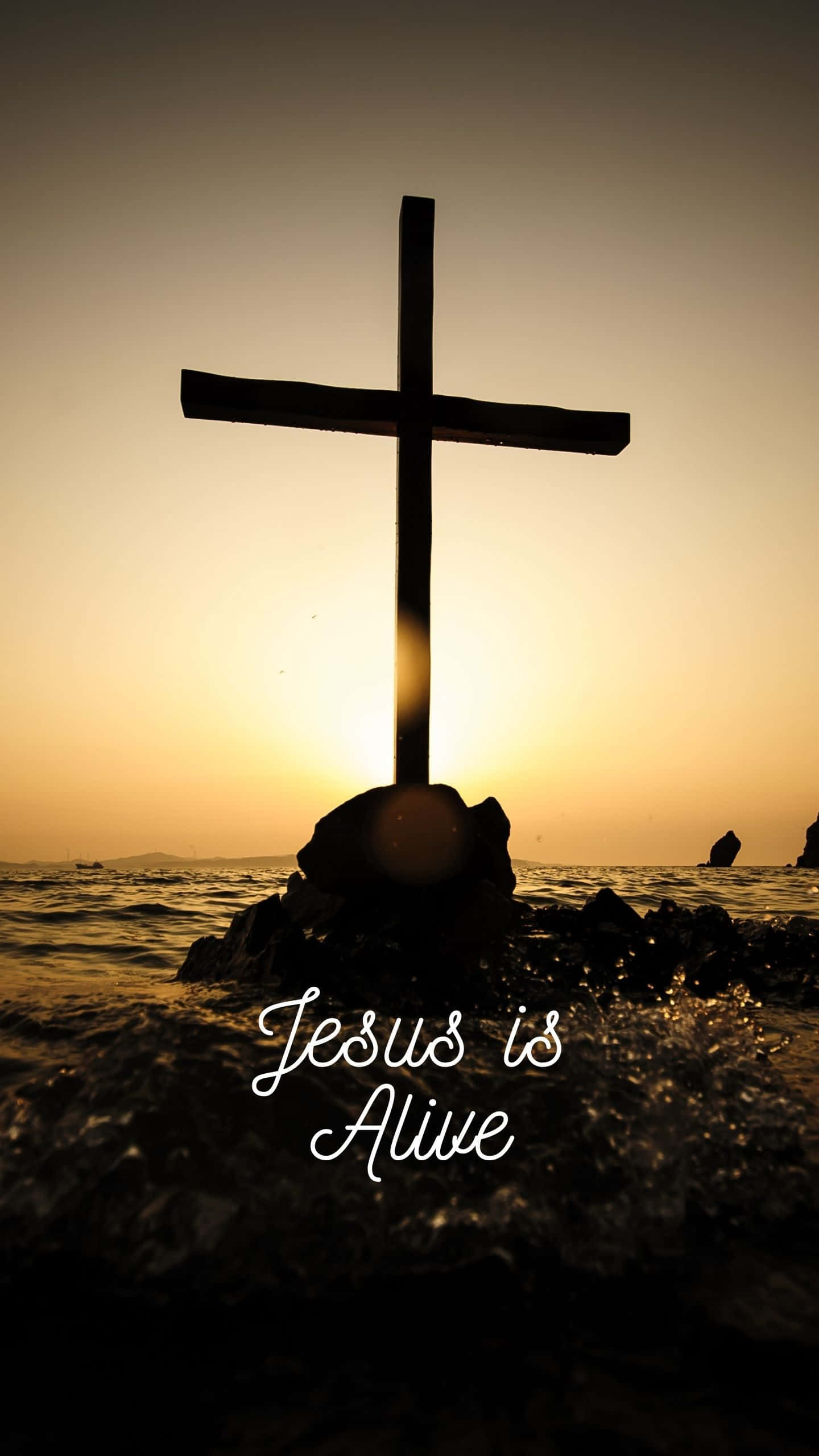 Jesus iPhone 桌布 壁紙 — 一個木製十字架在金色日落映襯下，於海洋上方呈現剪影，下方海浪拍打。