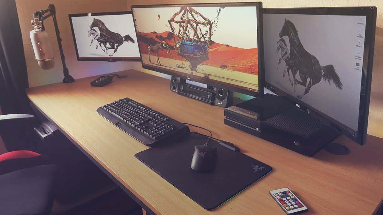 Gaming Setup 桌布 壁紙 — 一個木製書桌設置，配有三個顯示器顯示動態馬匹藝術品，遊戲鍵盤、滑鼠和麥克風。