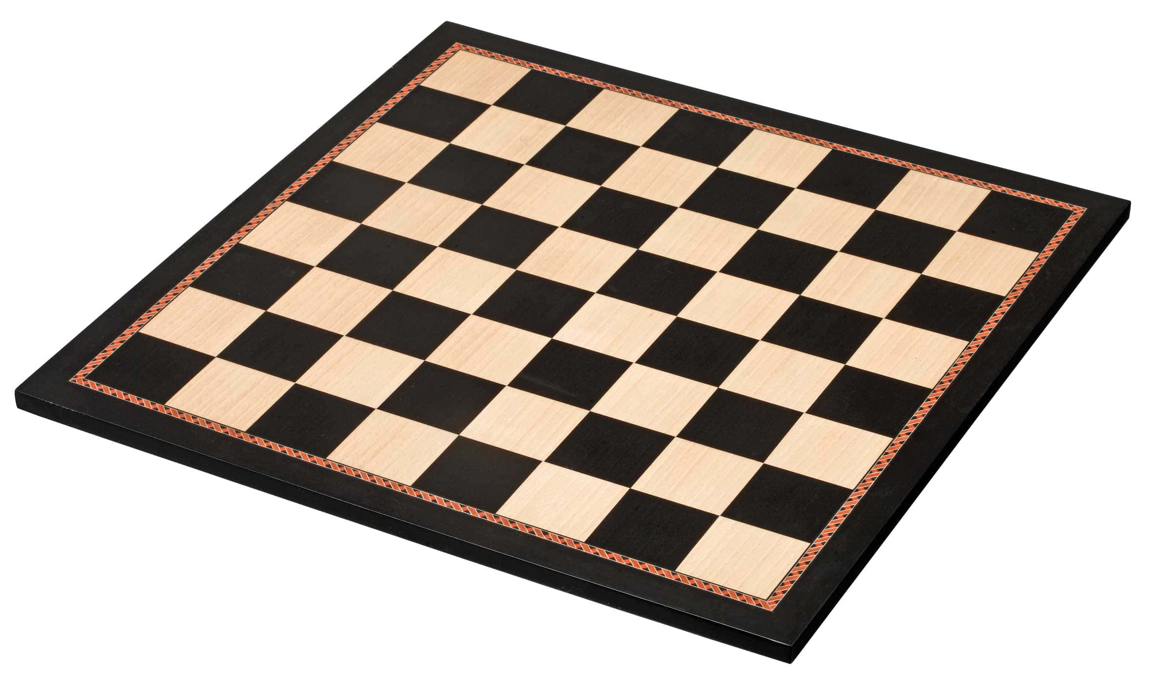 Chessboard 桌布 壁紙 — 一個木製棋盤，帶有黑色和淺色木方格及裝飾邊框，以傾斜角度展示在白色背景上。