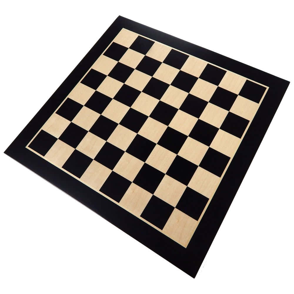 Chessboard 桌布 壁紙 — 一個木製棋盤，有淺色和深色方格，帶黑色邊框，從傾斜的俯視角度觀看。