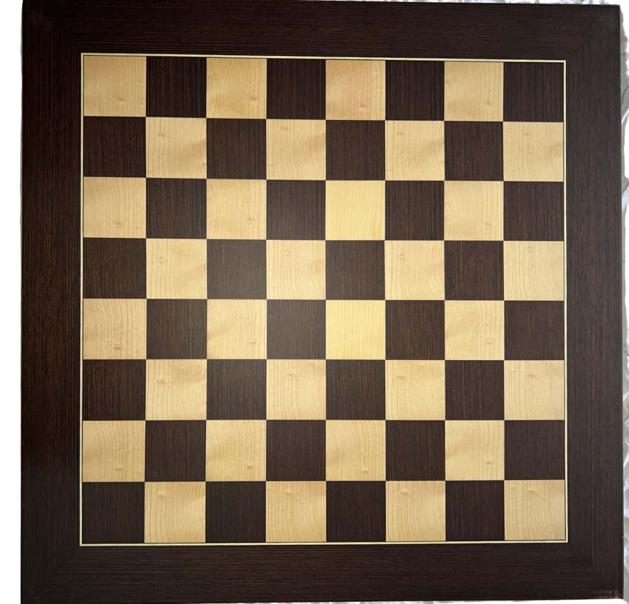 Chessboard 桌布 壁紙 — 一個木製棋盤的特寫，棋盤上有交替的淺色和深色方格，並以深色邊框框住。
