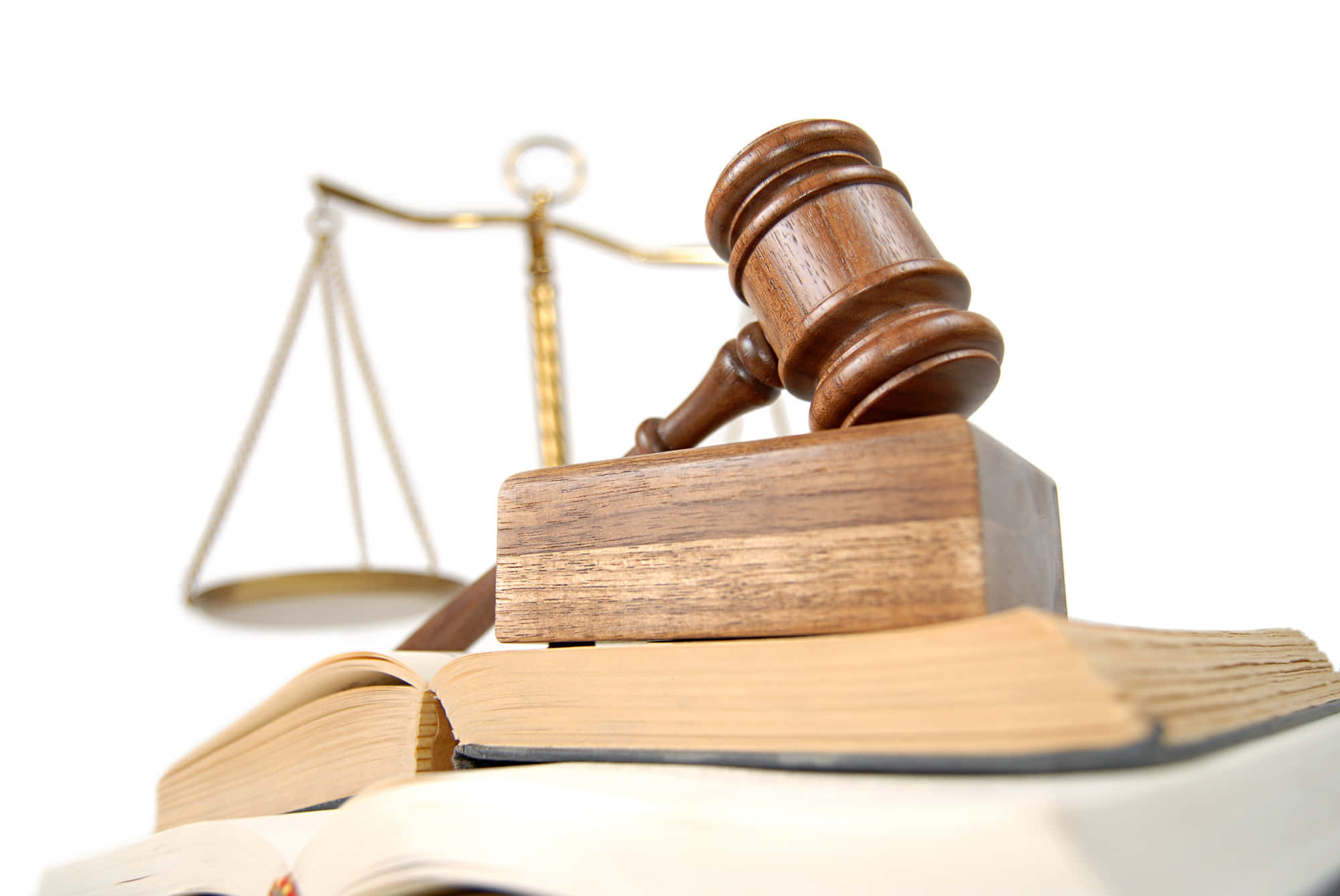 Lawyer 桌布 壁紙 — 一個木製法官槌放在一本打開的書上，背景有模糊的金色正義天平。