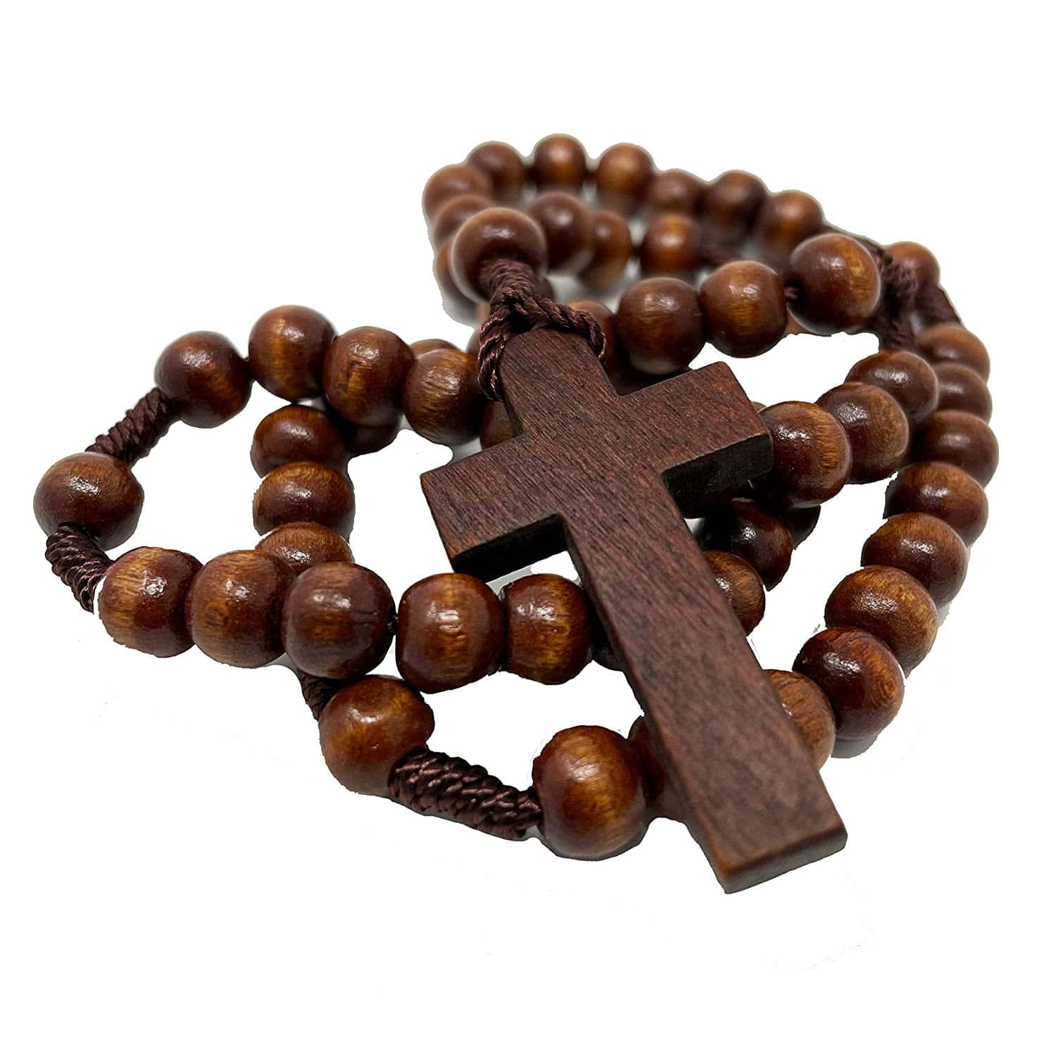 Rosary 桌布 壁紙 — 一個木製玫瑰經念珠，帶有光滑的棕色珠子和一個十字架，盤繞在純白色背景上。
