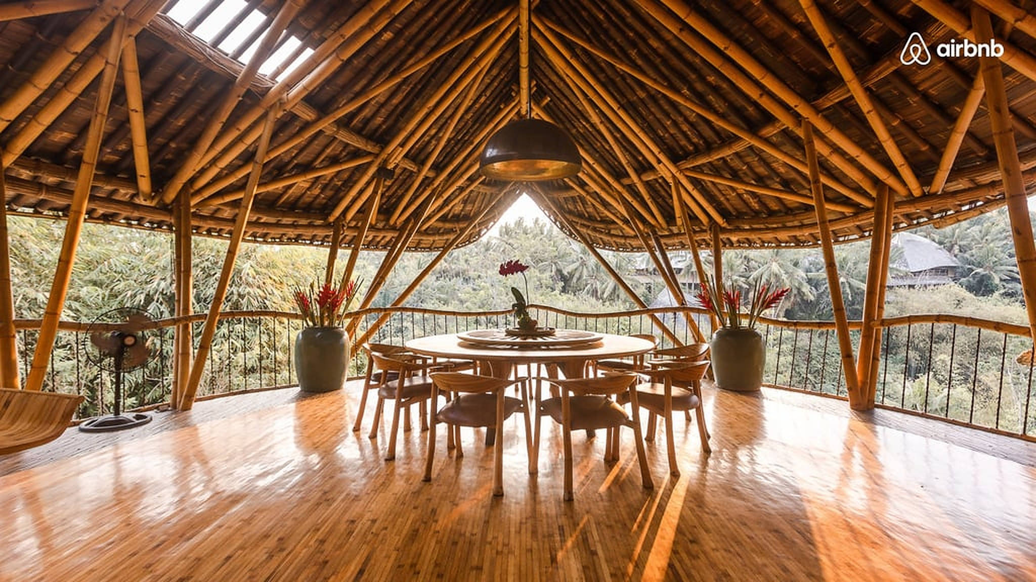 Webex 桌布 壁紙 — 一個木製用餐亭，帶有竹樑和茅草屋頂，通過開放式側面俯瞰茂密的綠色叢林。