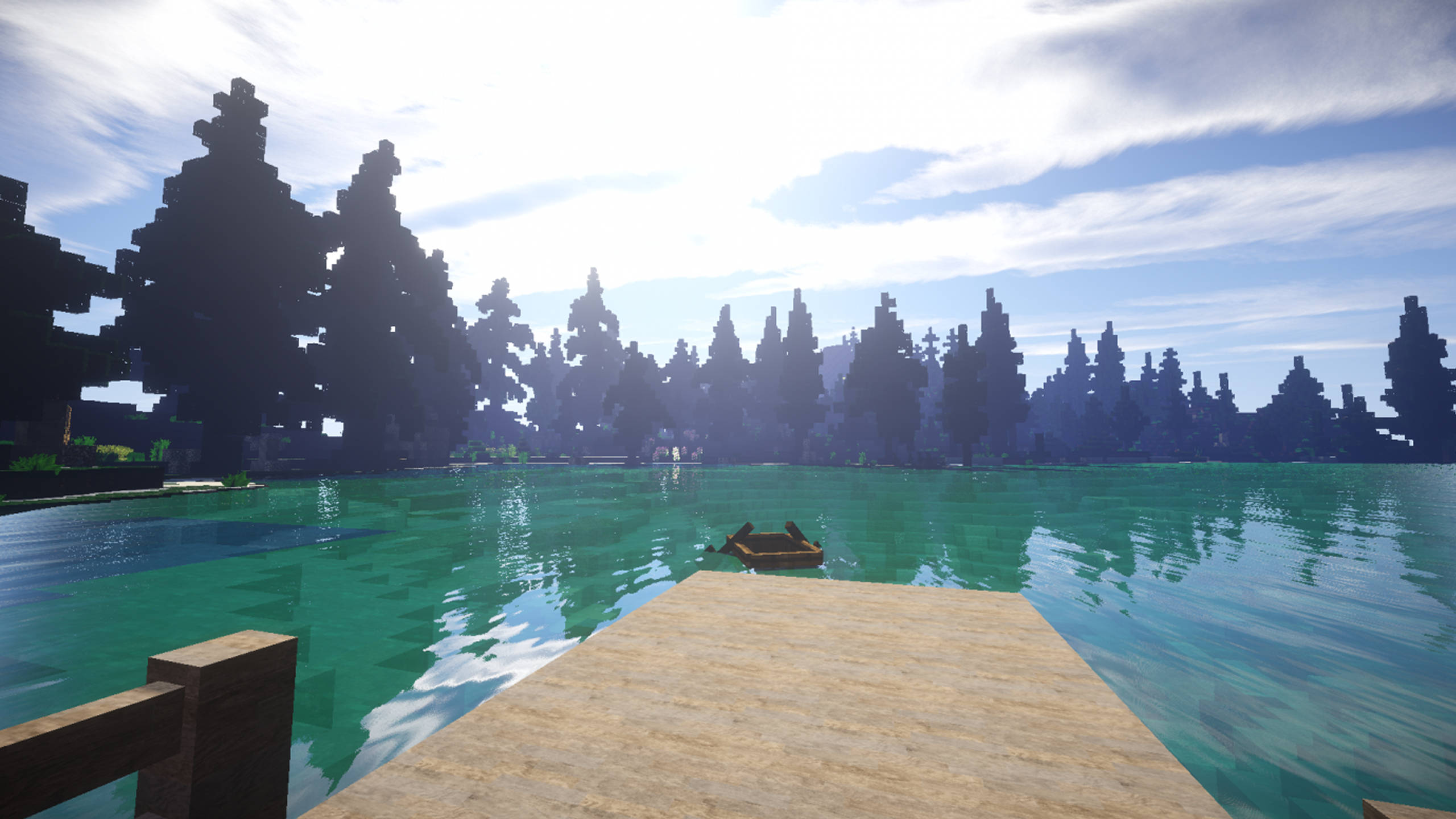 Minecraft Shaders 桌布 壁紙 — 一個木製碼頭延伸至平靜的碧綠湖泊，周圍是像素化森林，上方是明亮的天空。