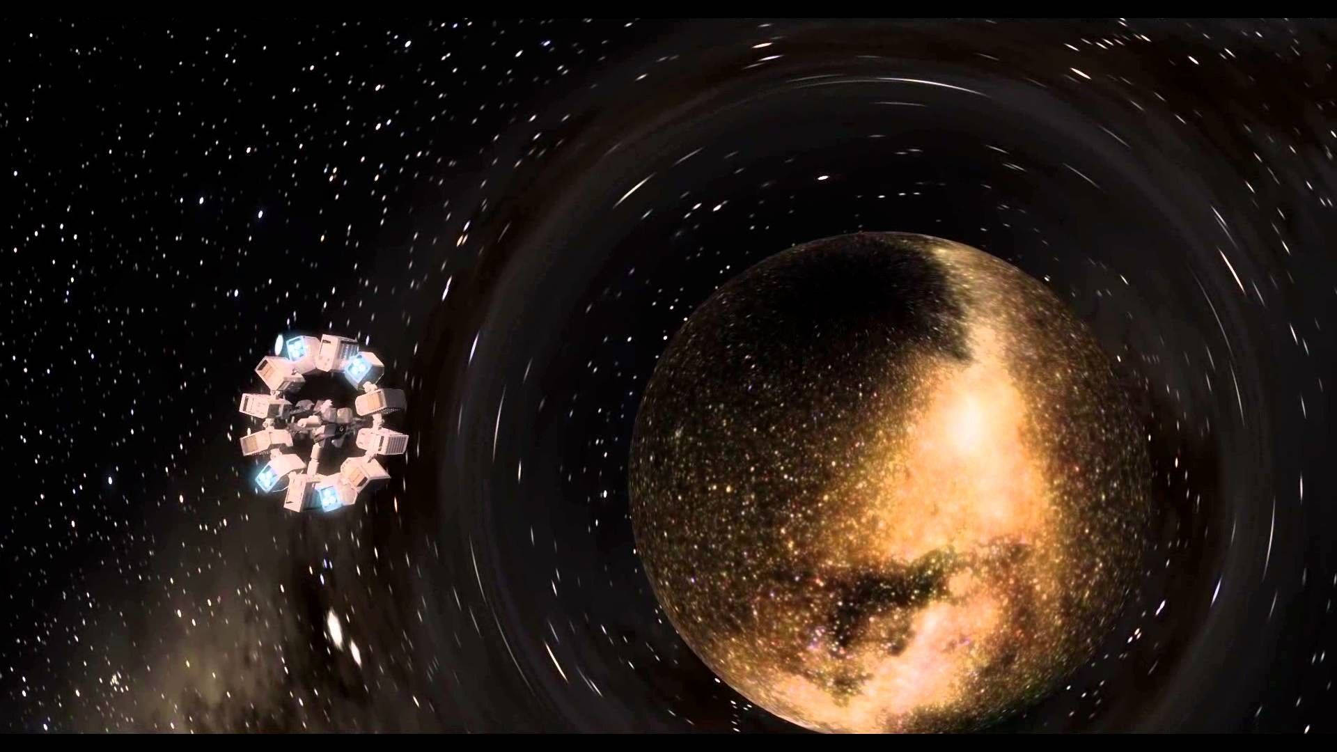 星際效應 桌布 壁紙 — 一個未來主義太空站圍繞著一顆巨大的金色行星運行，背景是星場和旋轉的宇宙塵埃。
