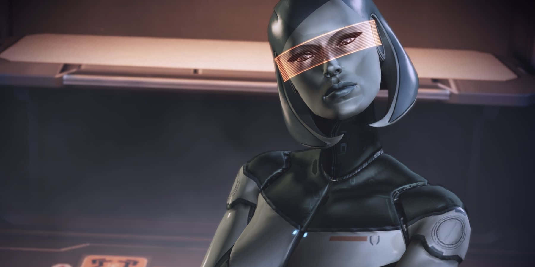 Mass Effect Edi 桌布 壁紙 — 一個未來主義的女性機器人，帶有發光的橙色護目鏡，站在昏暗的科幻室內場景中。
