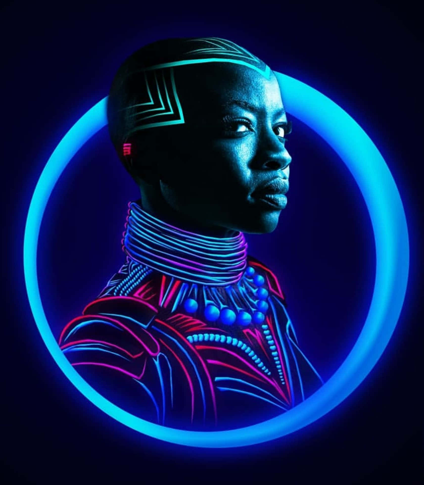 Okoye 桌布 壁紙 — 一個未來主義的女性肖像，帶有發光的霓虹藍色和粉紅色部落圖案，背景為深色，並由一個發光的藍色圓圈框住。