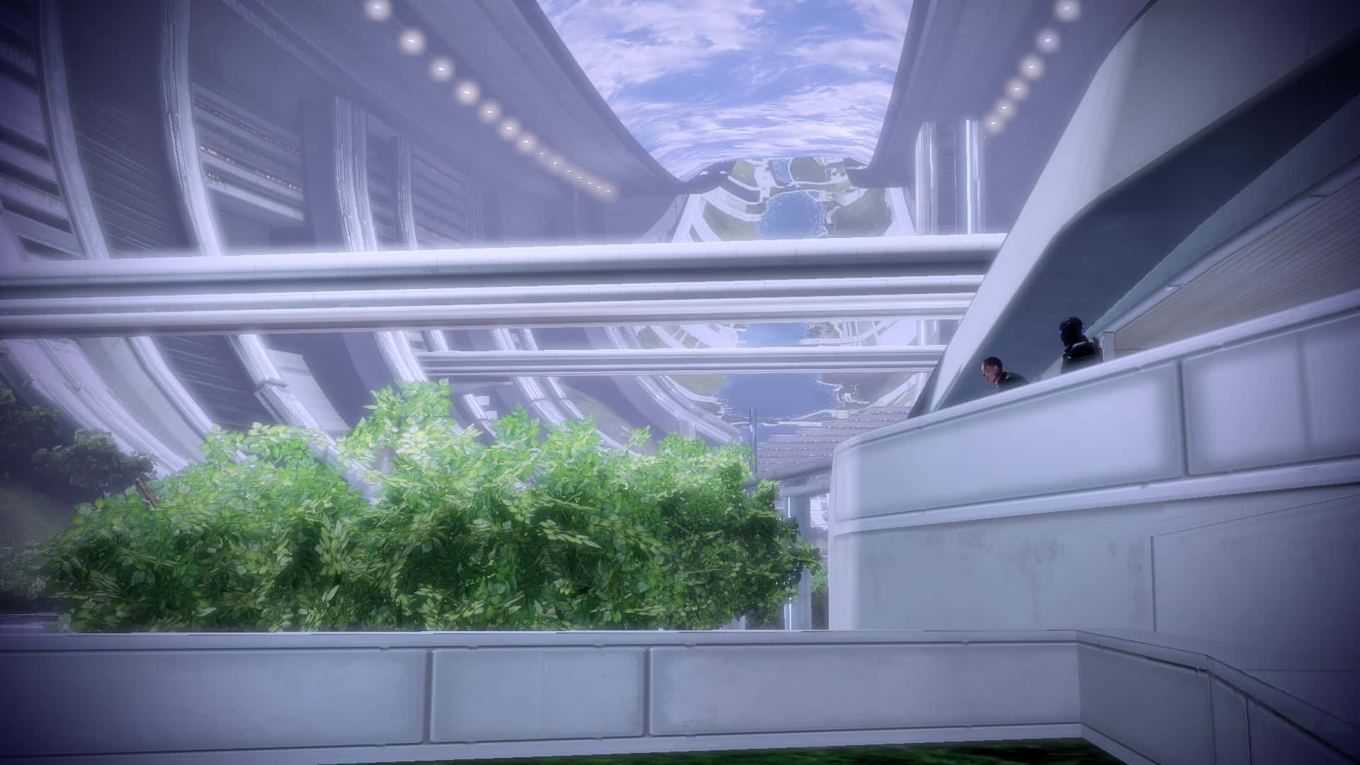 Mass Effect Citadel 桌布 壁紙 — 一個未來主義的白色建築中庭，擁有茂盛的綠色植物，兩人在陽台上俯瞰彎曲的天空。