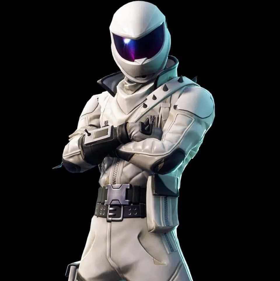 Fortnite Skins Battle Royale 桌布 壁紙 — 一個未來主義的白色裝甲士兵，帶有發光的紫色面罩，自信地站在黑色背景前。