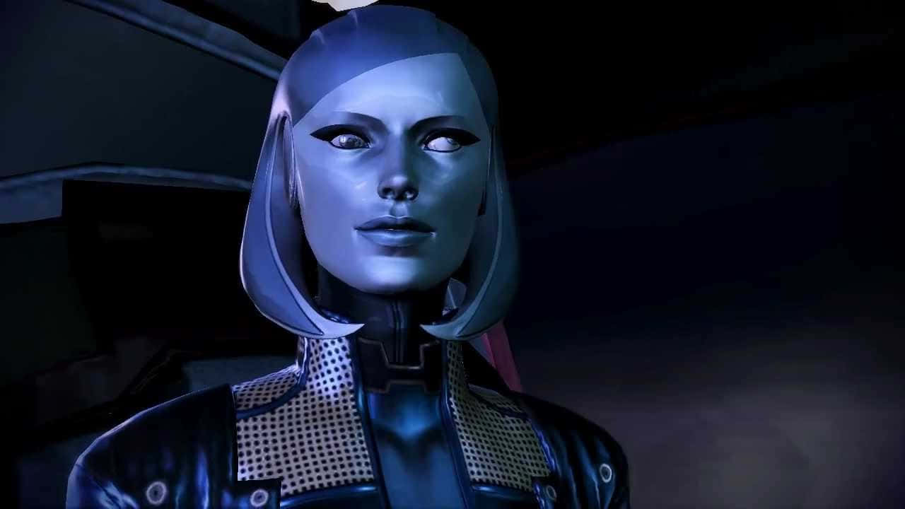 Mass Effect Edi 桌布 壁紙 — 一個未來女性機器人的特寫，擁有發光的眼睛和光滑的金屬藍色裝甲，處於昏暗的科幻場景中。