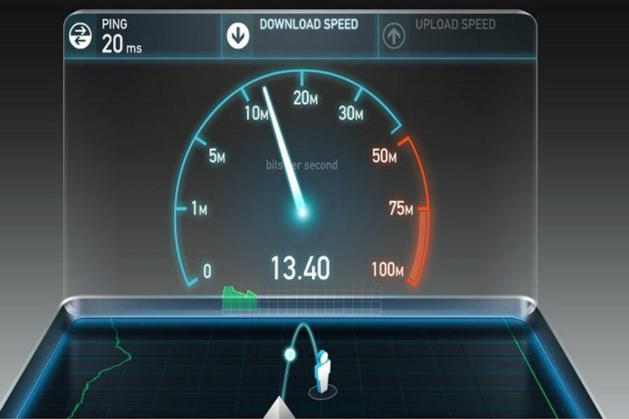 Speed 桌布 壁紙 — 一個未來感的透明速度計在發光的數位介面上顯示下載、上傳速度和 ping 指標。