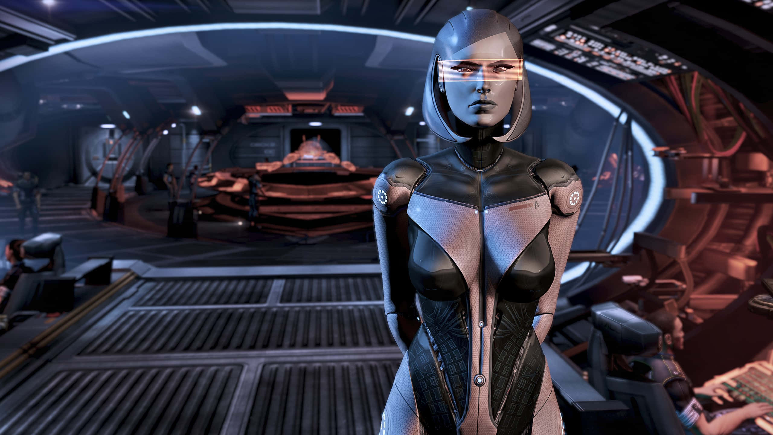 Mass Effect Edi 桌布 壁紙 — 一個未來風格的女性機器人站在高科技太空船艦橋上，周圍是發光的藍色和橙色面板。