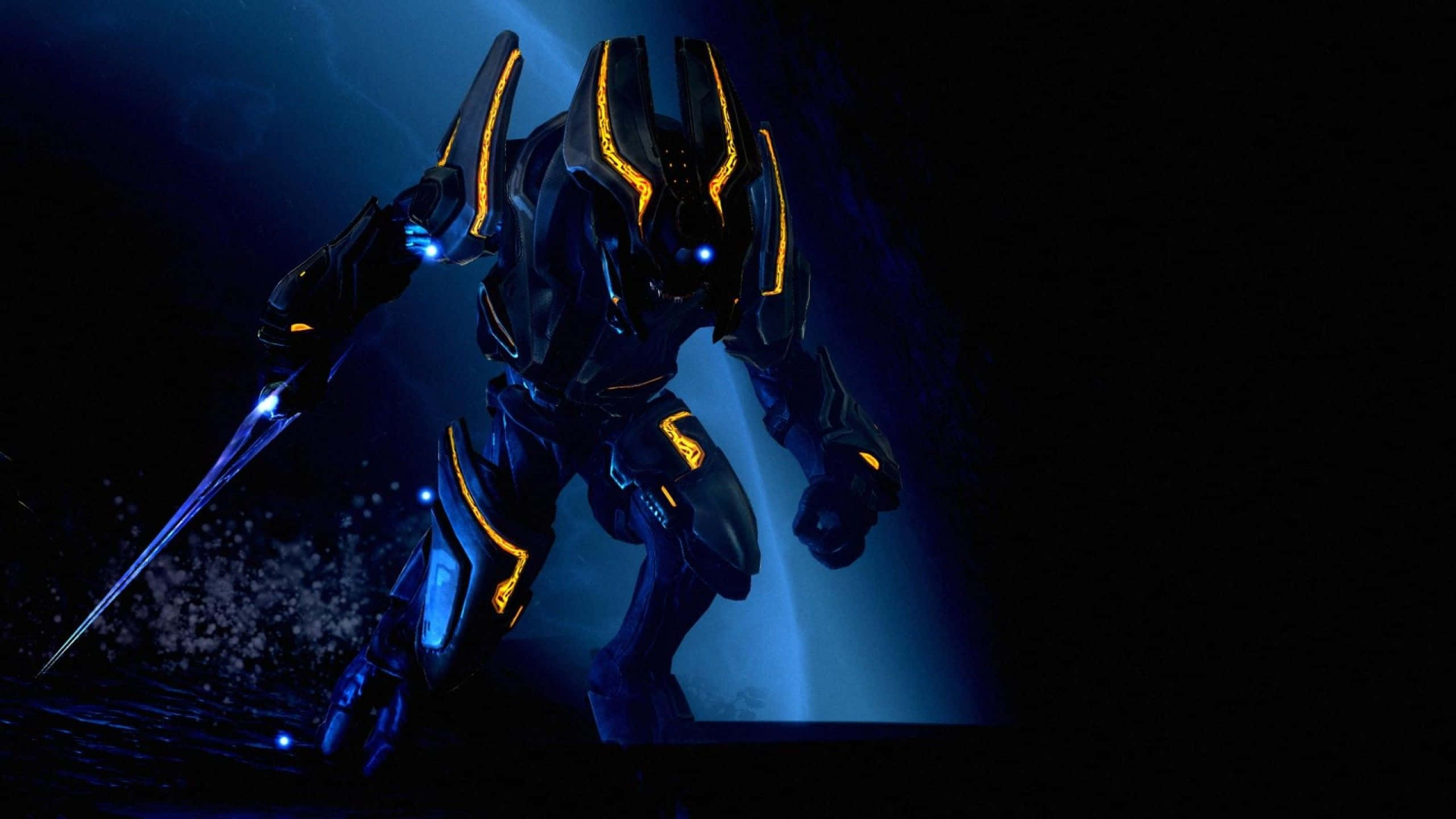 Halo Covenant 桌布 壁紙 — 一個未來風格的裝甲戰士，帶有發光的橙色和藍色點綴，在深藍色背景下手持發光劍蓄勢待發。