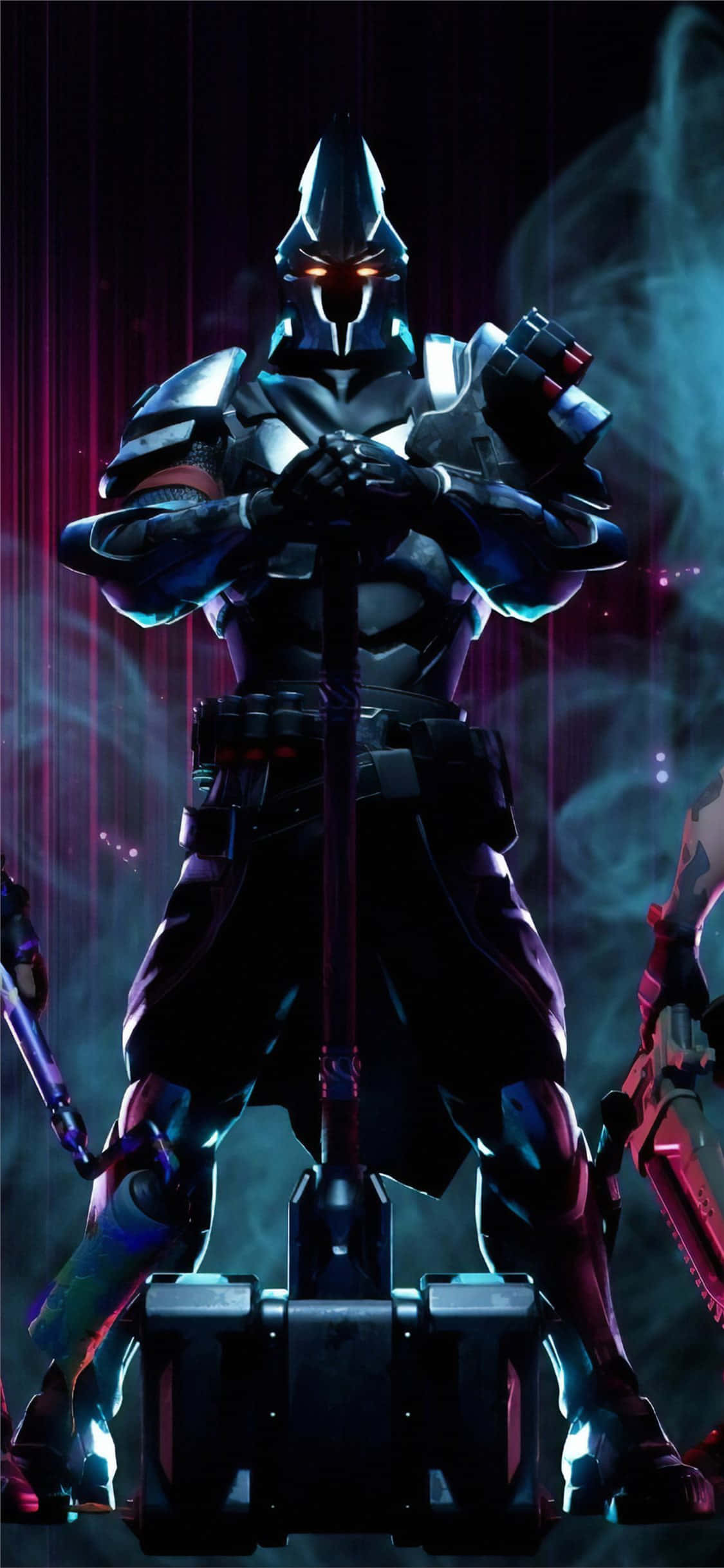 Fortnite iPhone 桌布 壁紙 — 一個未來風格的裝甲戰士，擁有發光的紅色眼睛，在霓虹燈閃爍、煙霧瀰漫的賽博龐克環境中手持武器蓄勢待發。