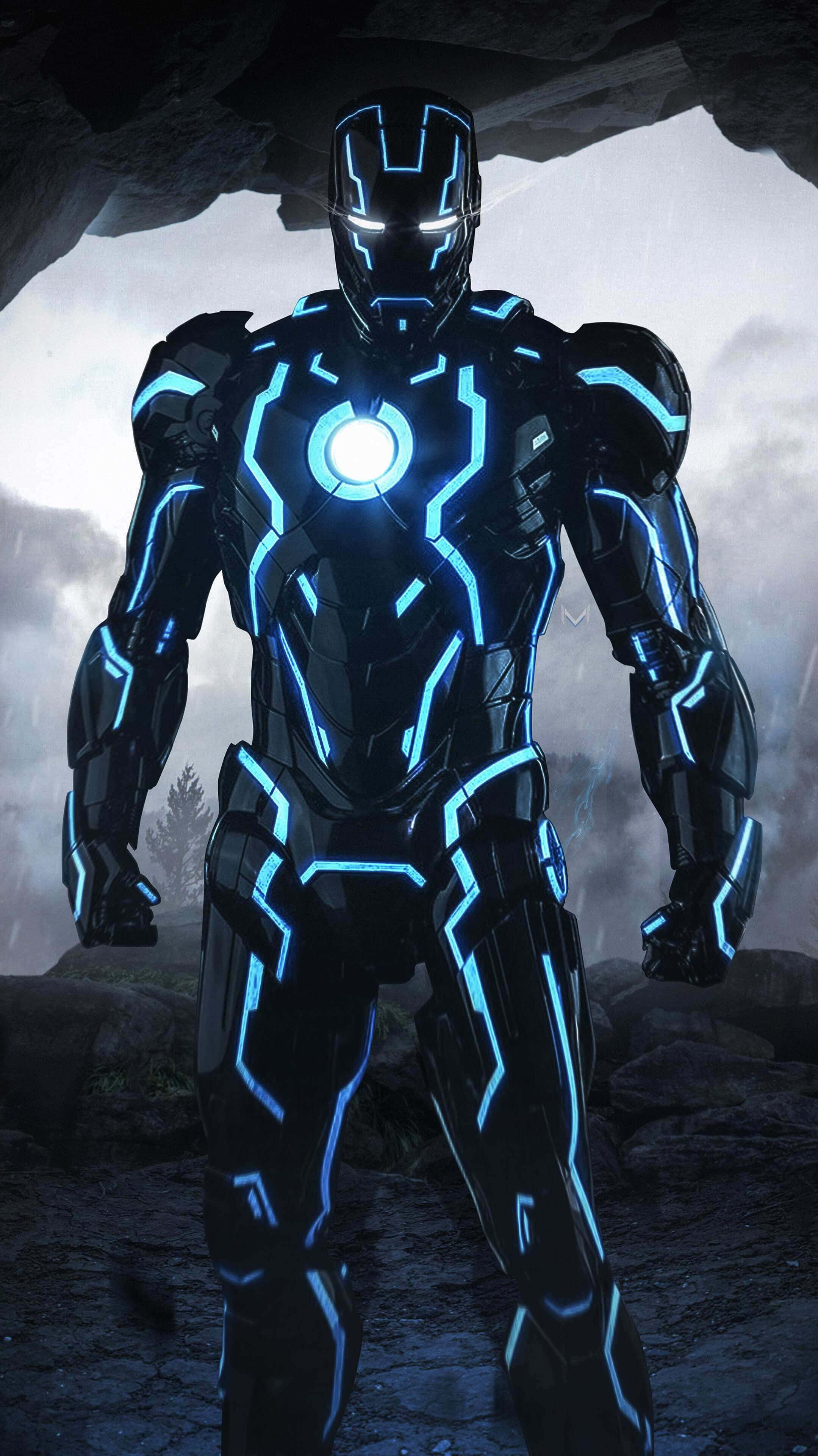Iron Man Suit 桌布 壁紙 — 一個未來風格的裝甲英雄，帶有發光的藍色電路線條，站在霧氣瀰漫的洞穴入口，天空風暴來襲。