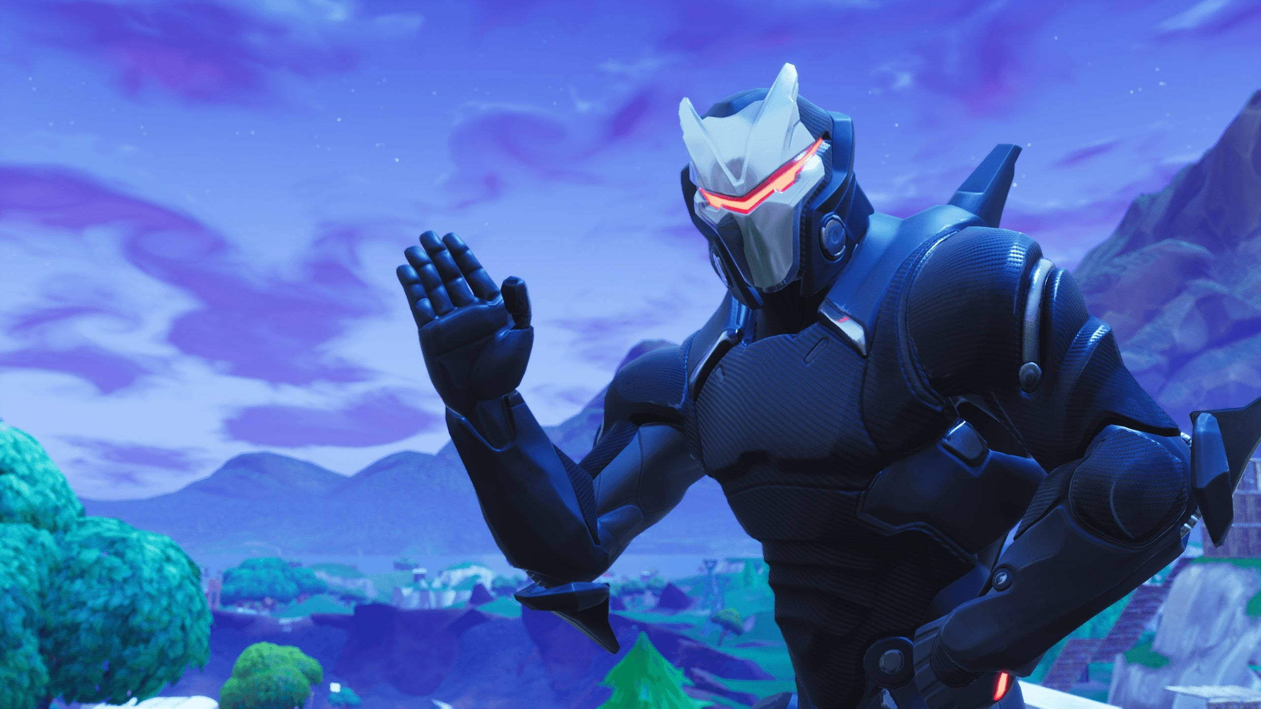 Fortnite 桌布 壁紙 — 一個未來風格的裝甲角色，擁有發光的紅色眼睛，在紫色暮色天空下，於風格化的山脈和綠樹之上揮手。